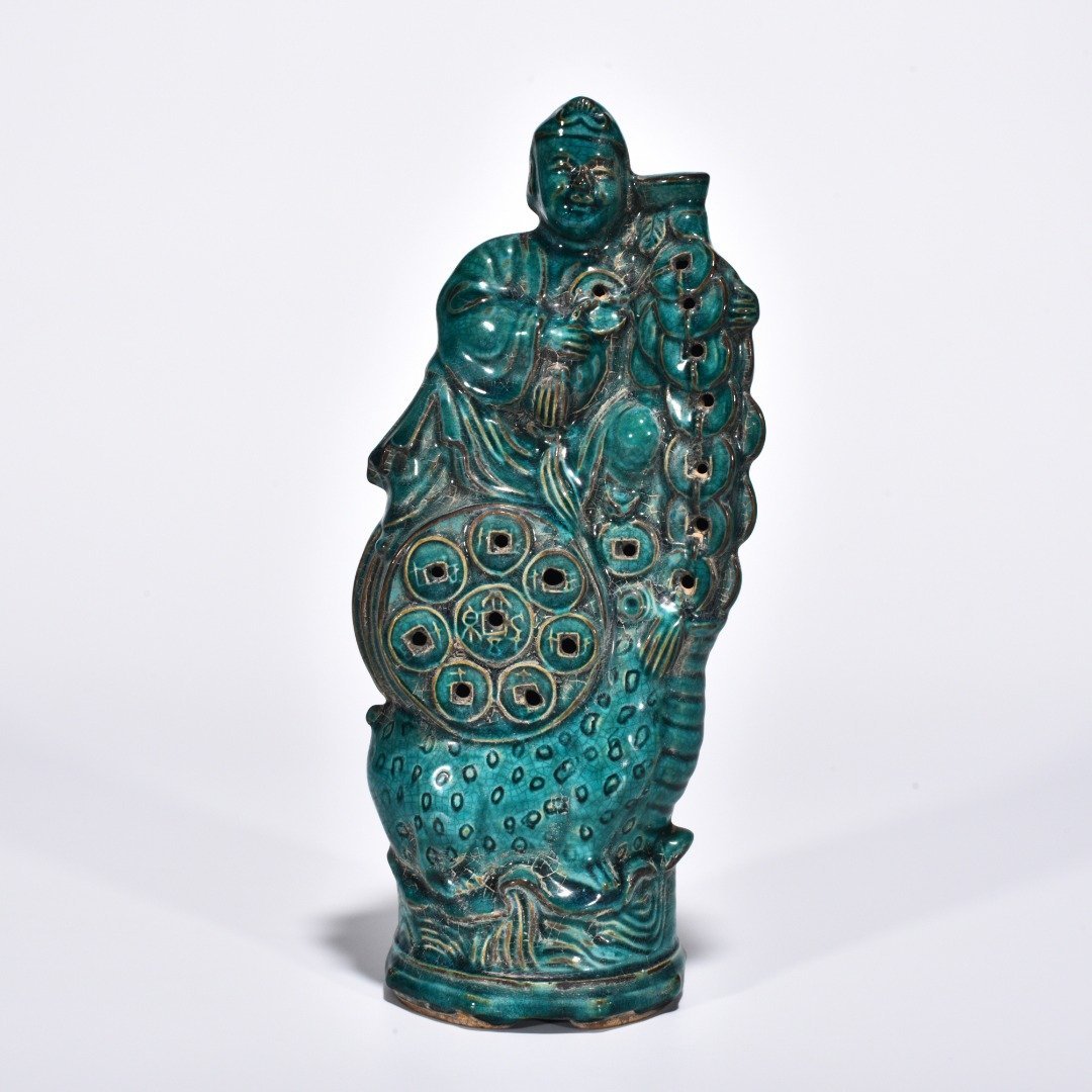 Five Dynasties Chai porcelain with peacock green glaze and bangs playing with golden toad