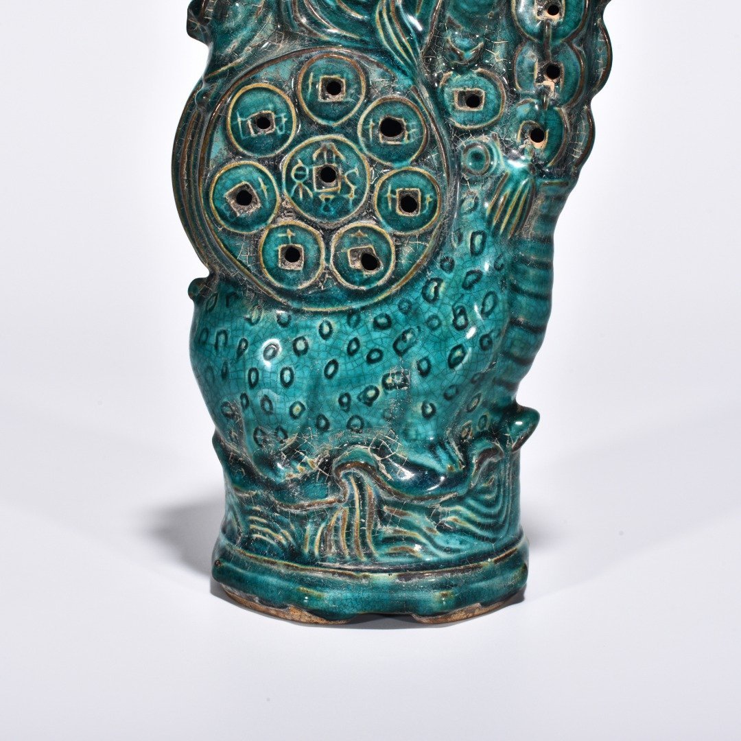 Five Dynasties Chai porcelain with peacock green glaze and bangs playing with golden toad