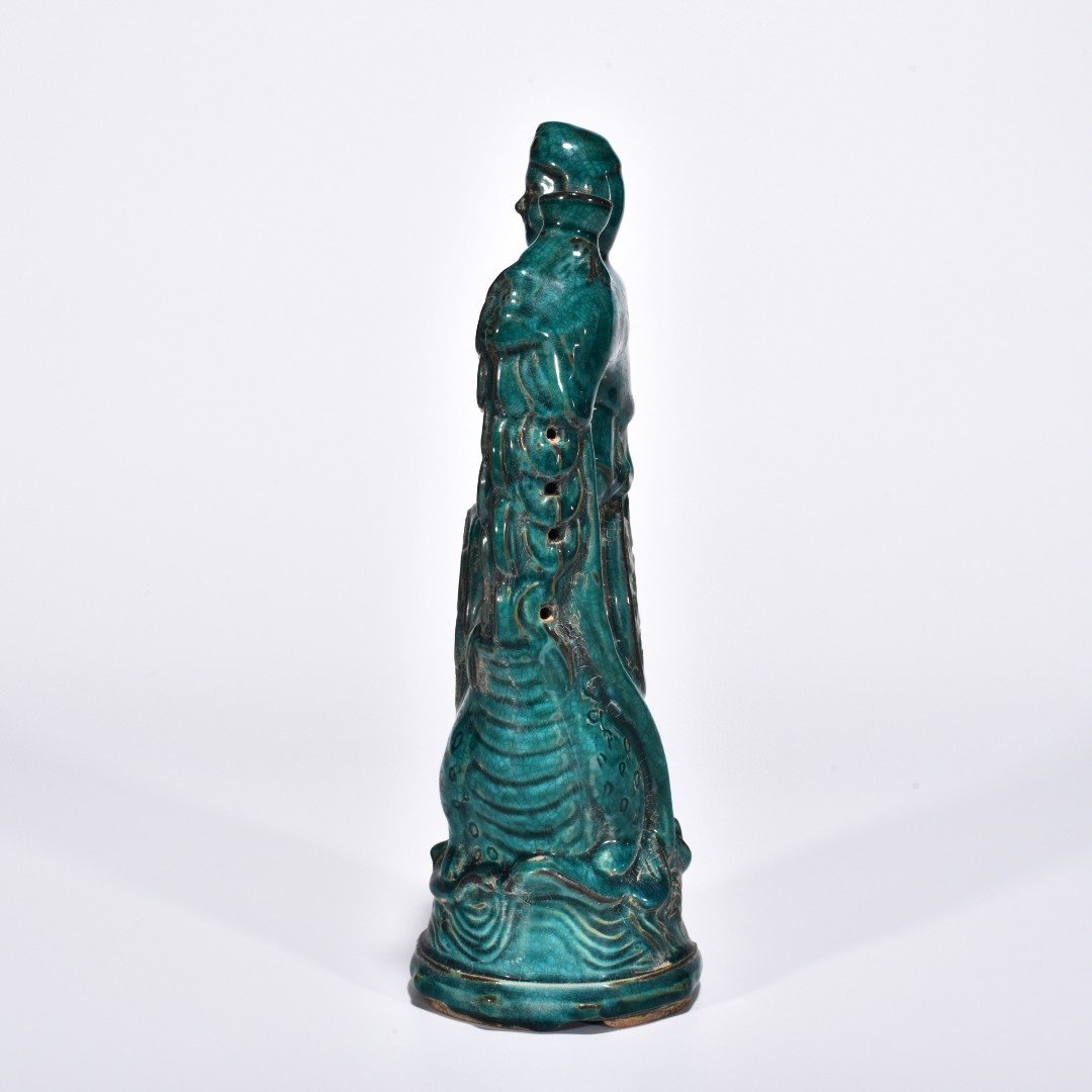 Five Dynasties Chai porcelain with peacock green glaze and bangs playing with golden toad