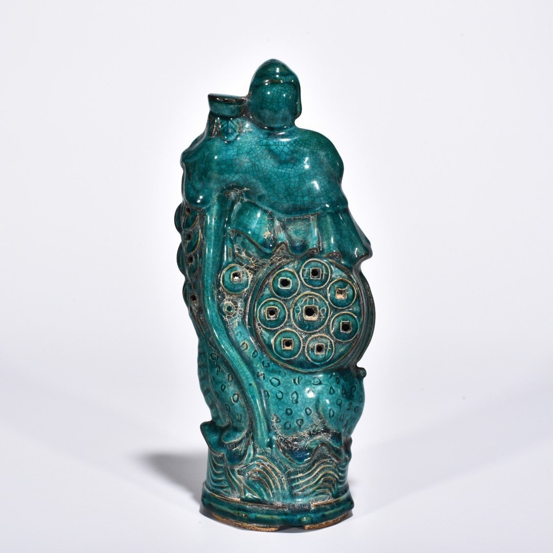 Five Dynasties Chai porcelain with peacock green glaze and bangs playing with golden toad