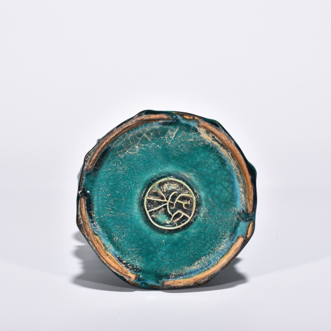 Five Dynasties Chai porcelain with peacock green glaze and bangs playing with golden toad