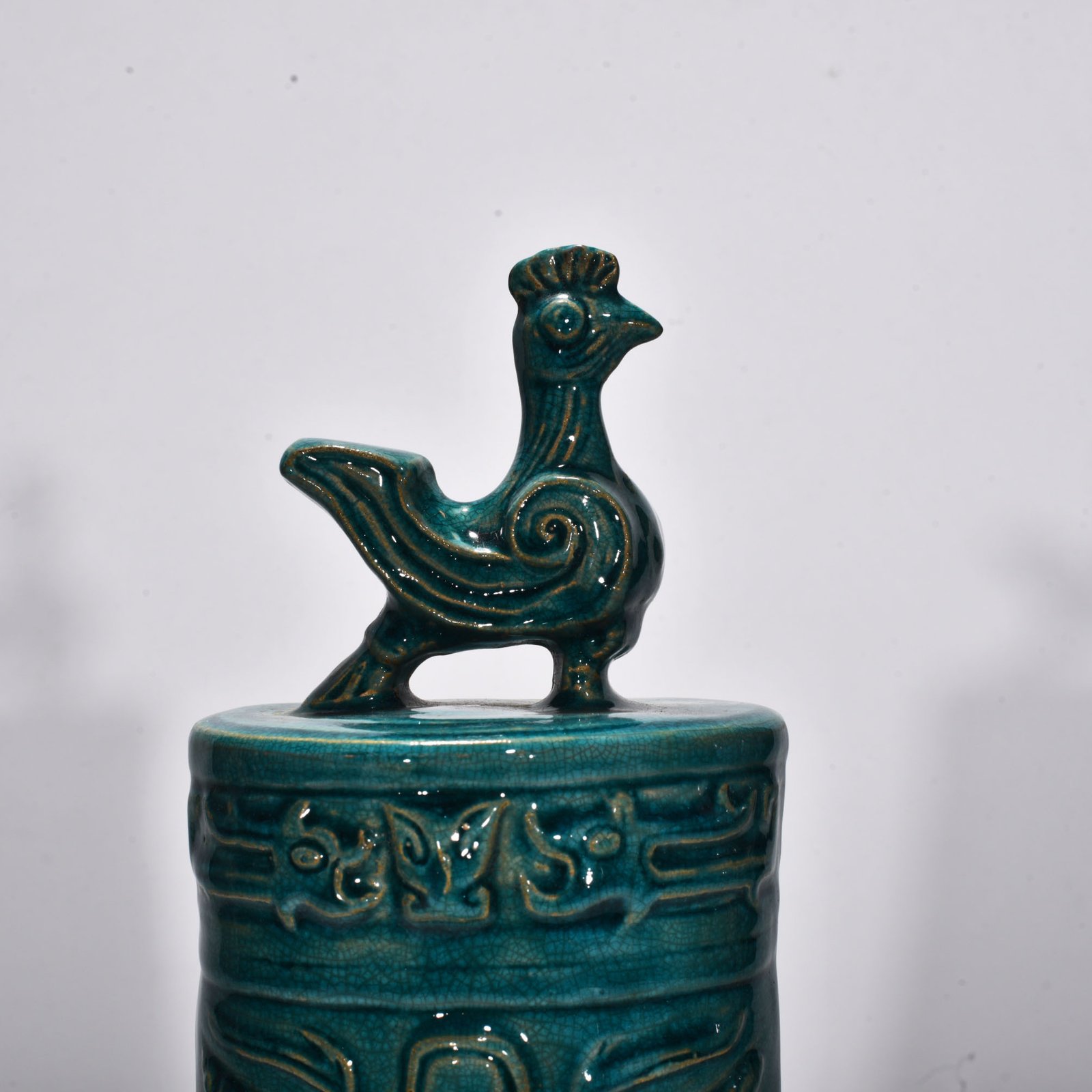 Five Dynasties Chai porcelain peacock green glaze TaoXian Lux black bird pattern tripod