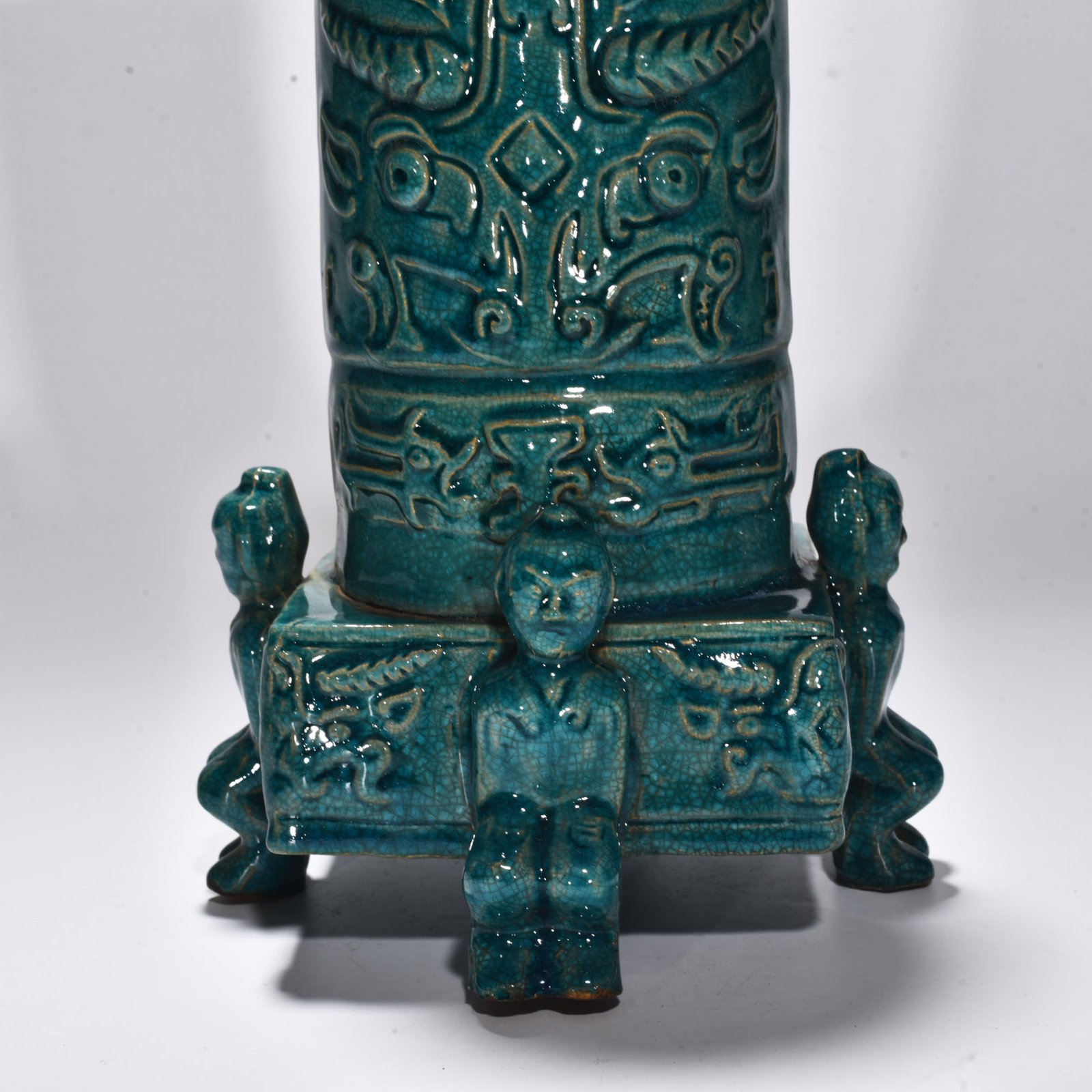 Five Dynasties Chai porcelain peacock green glaze TaoXian Lux black bird pattern tripod