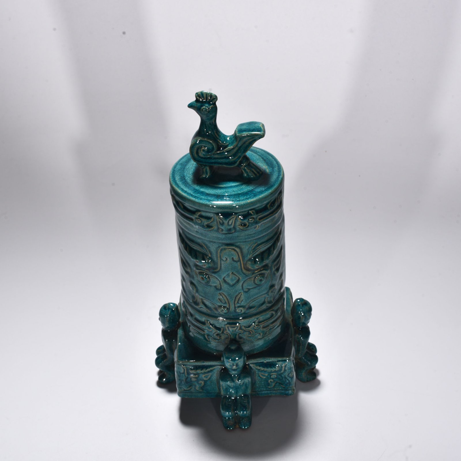 Five Dynasties Chai porcelain peacock green glaze TaoXian Lux black bird pattern tripod