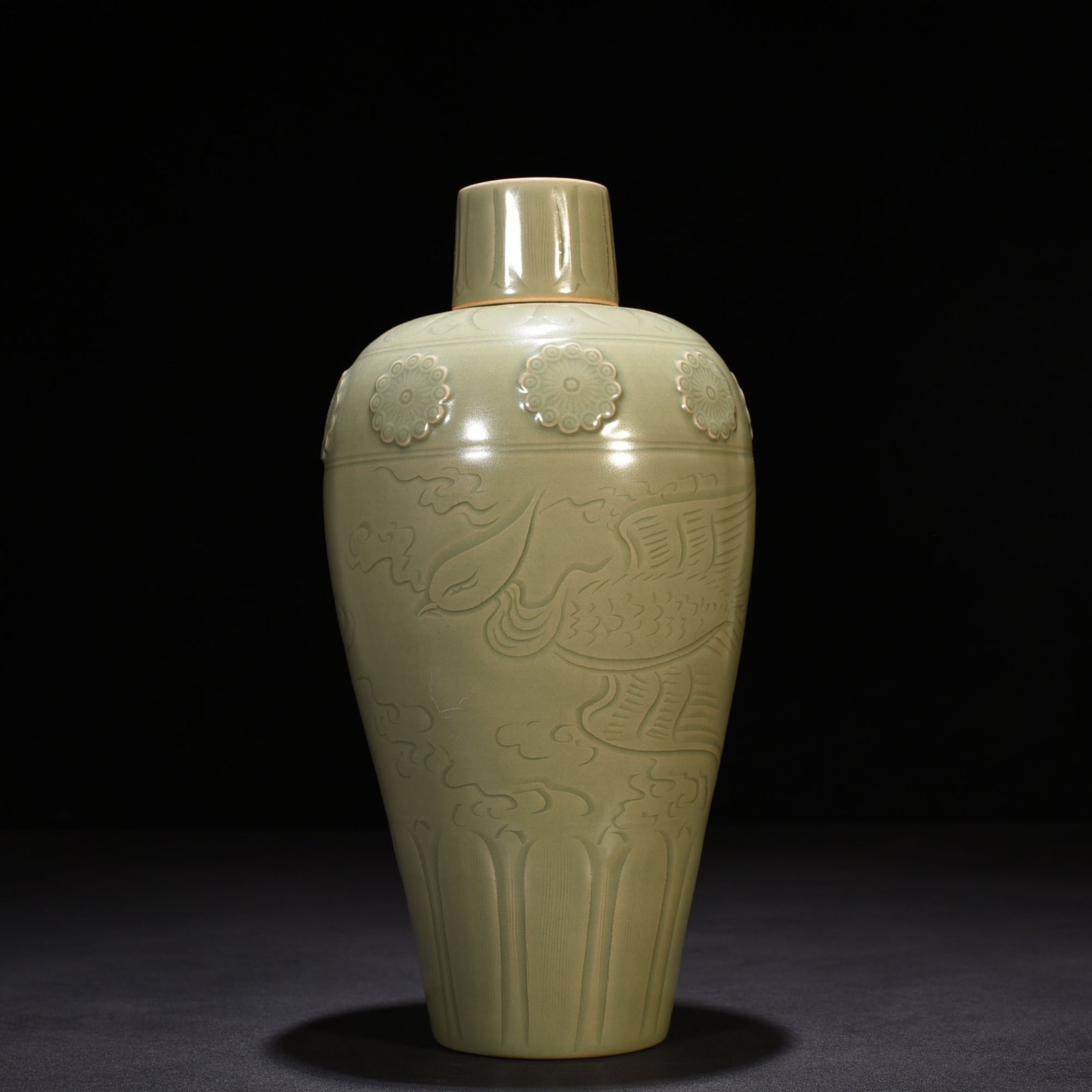 Five Dynasties secret color Yue kiln carved phoenix pattern plum vase