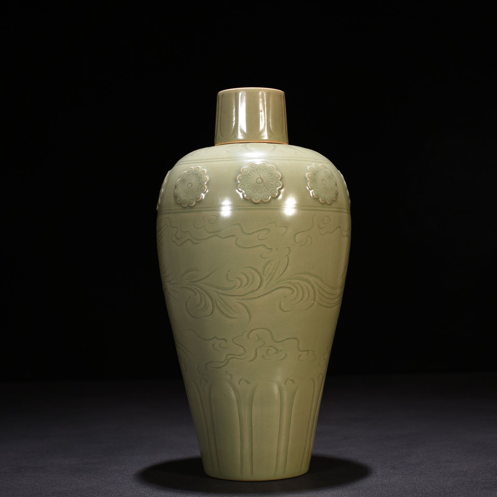 Five Dynasties secret color Yue kiln carved phoenix pattern plum vase