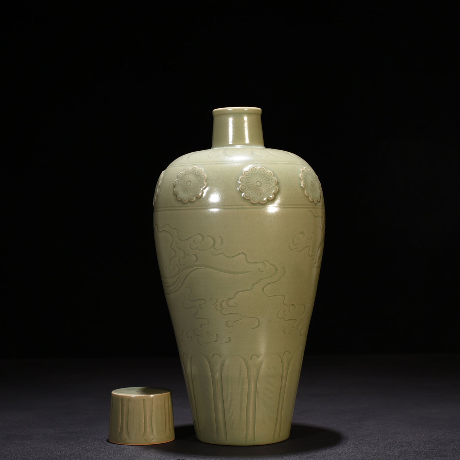 Five Dynasties secret color Yue kiln carved phoenix pattern plum vase
