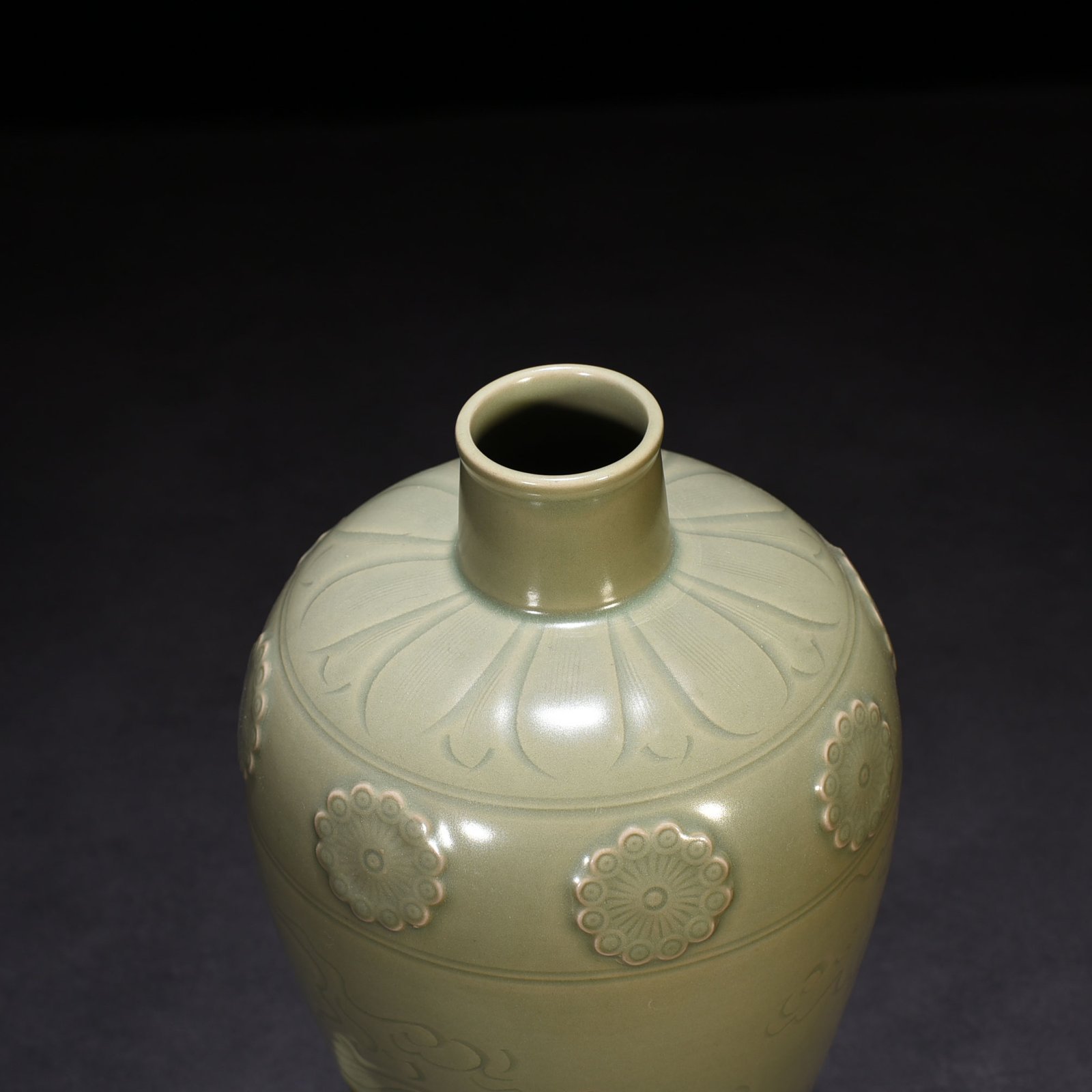 Five Dynasties secret color Yue kiln carved phoenix pattern plum vase