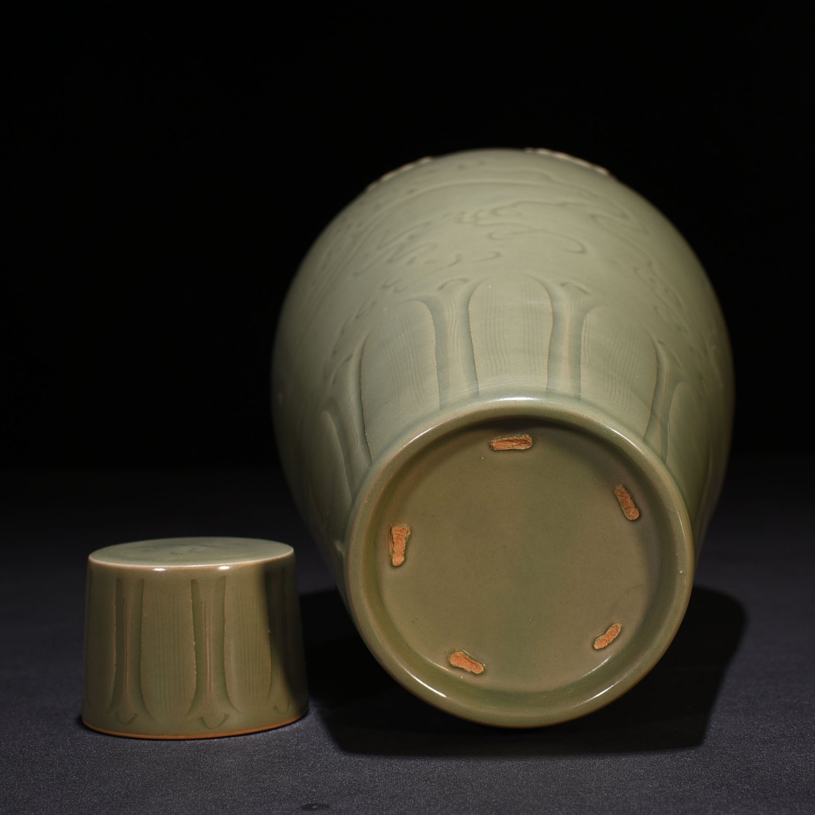 Five Dynasties secret color Yue kiln carved phoenix pattern plum vase