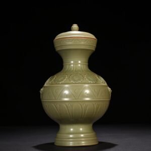 Five Dynasties secret color Yue kiln carved flower double-eared statue