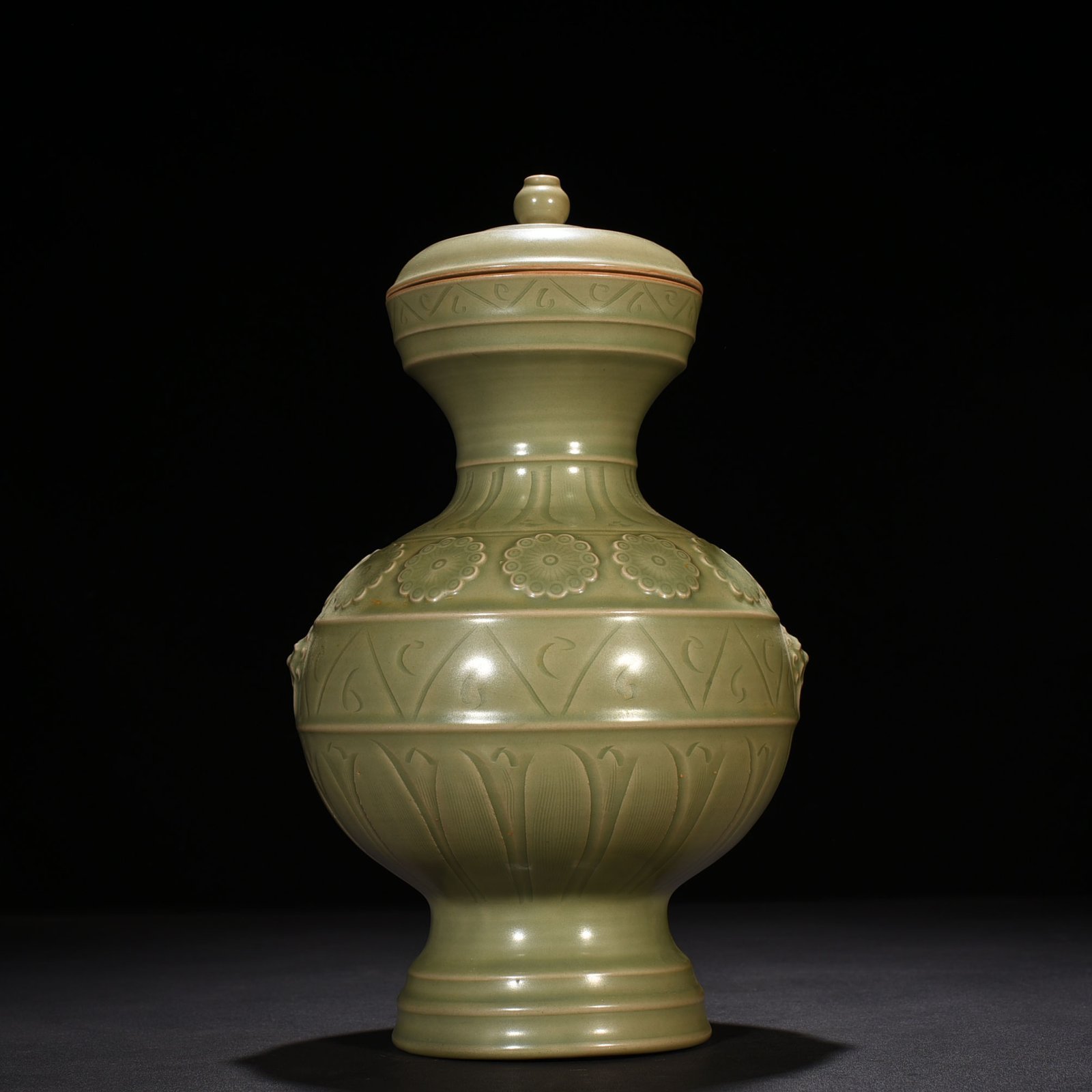 Five Dynasties secret color Yue kiln carved flower double-eared statue