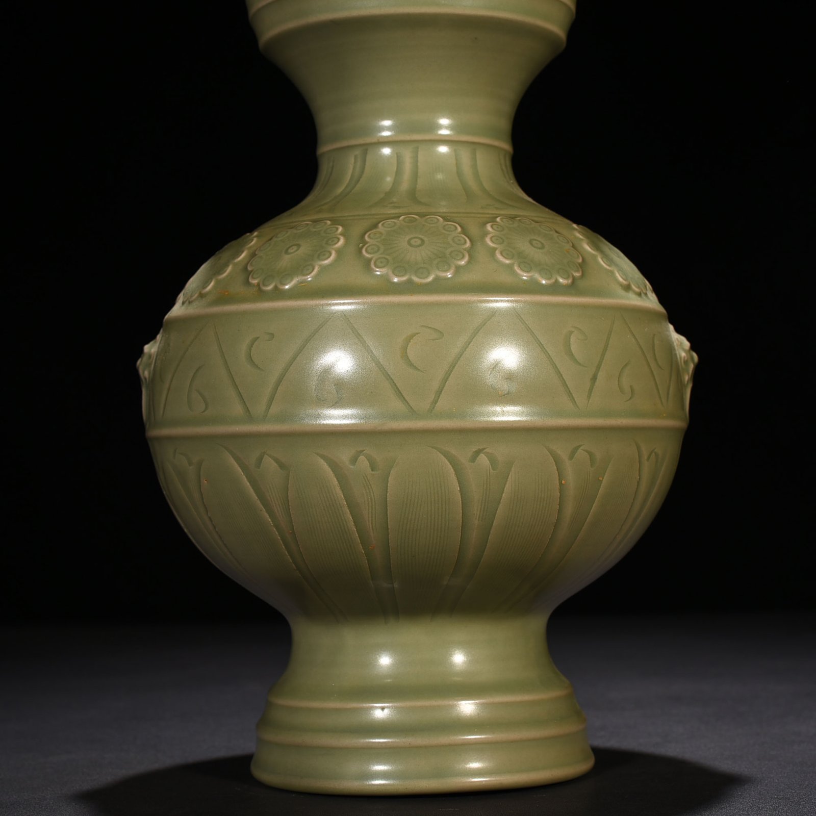 Five Dynasties secret color Yue kiln carved flower double-eared statue