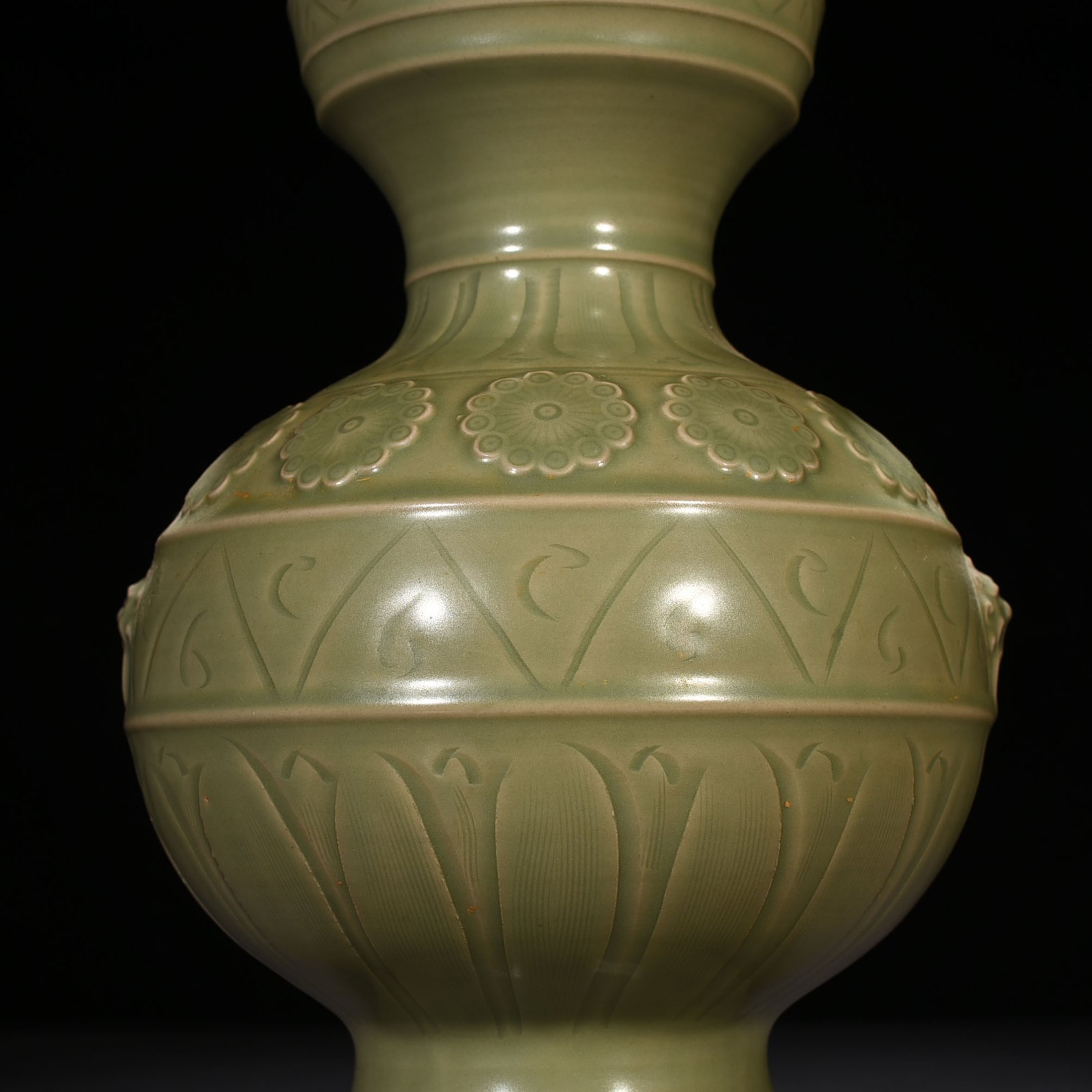 Five Dynasties secret color Yue kiln carved flower double-eared statue