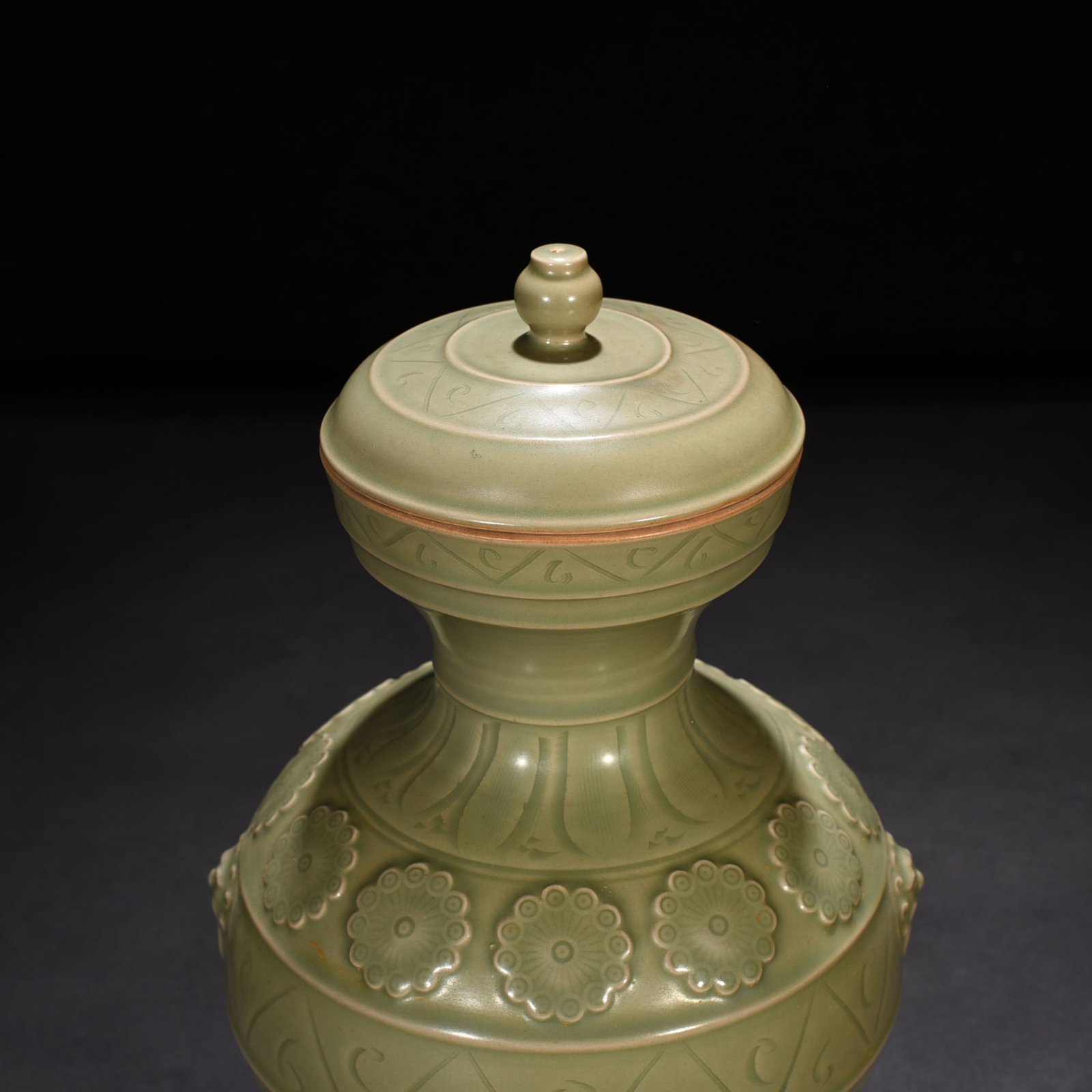 Five Dynasties secret color Yue kiln carved flower double-eared statue