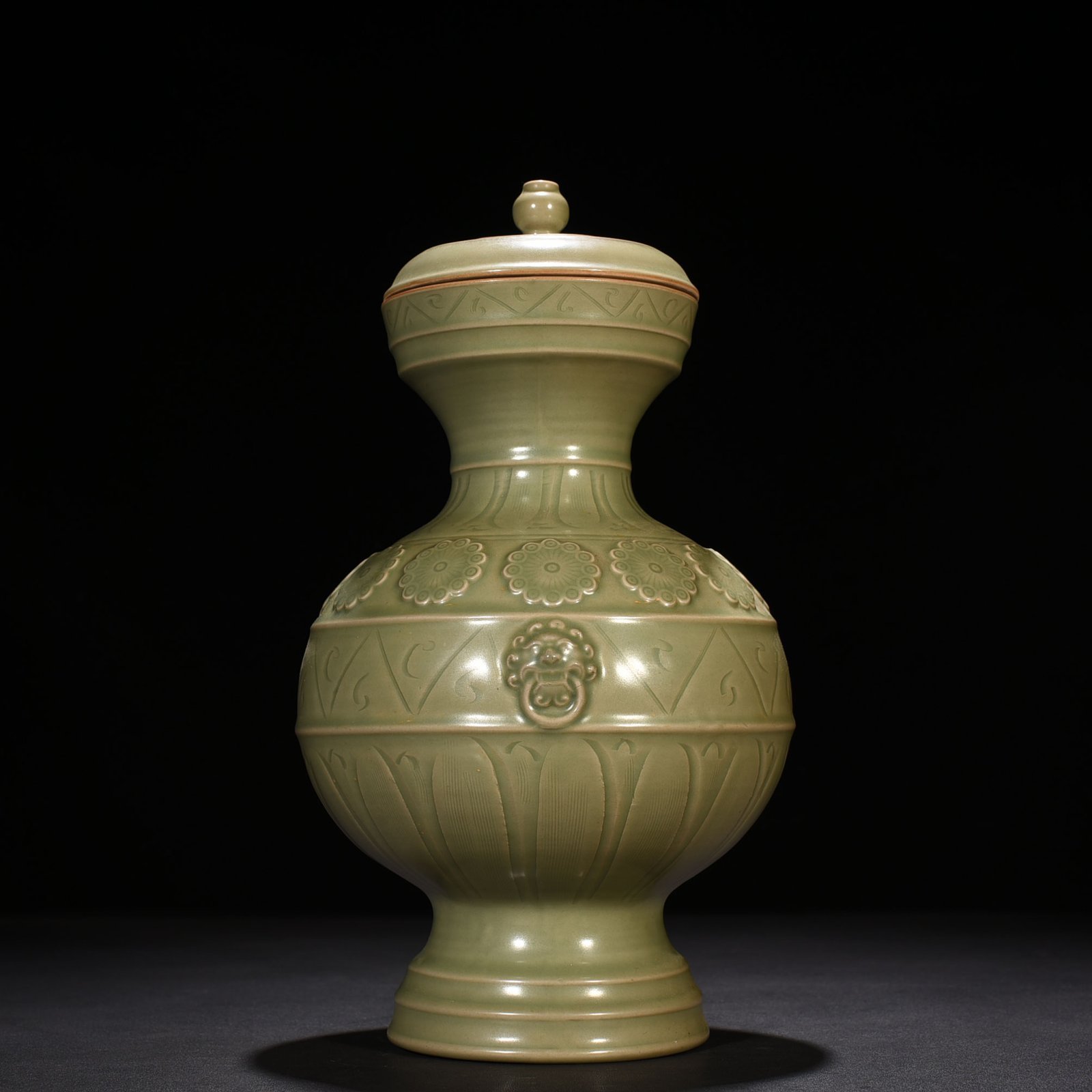 Five Dynasties secret color Yue kiln carved flower double-eared statue