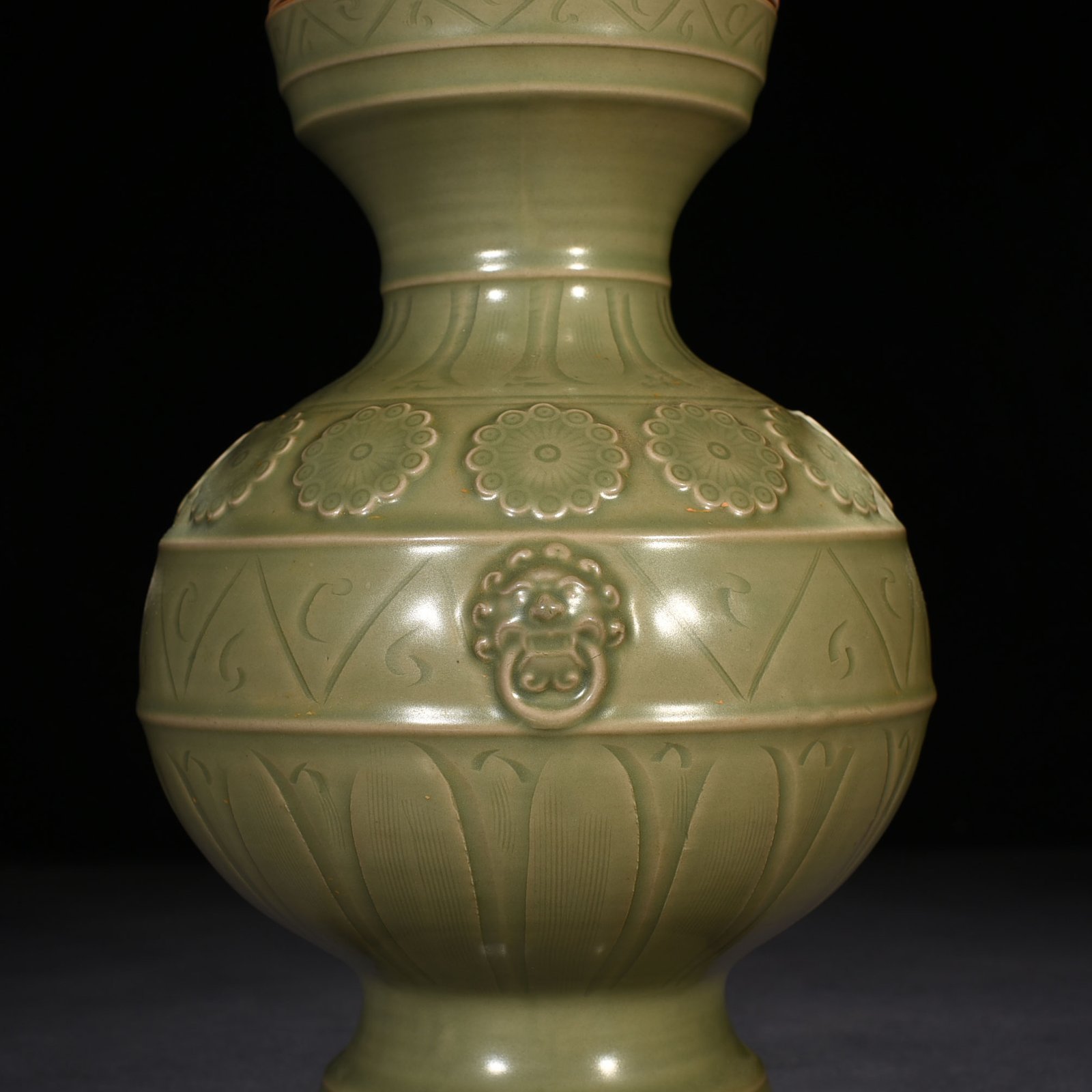 Five Dynasties secret color Yue kiln carved flower double-eared statue