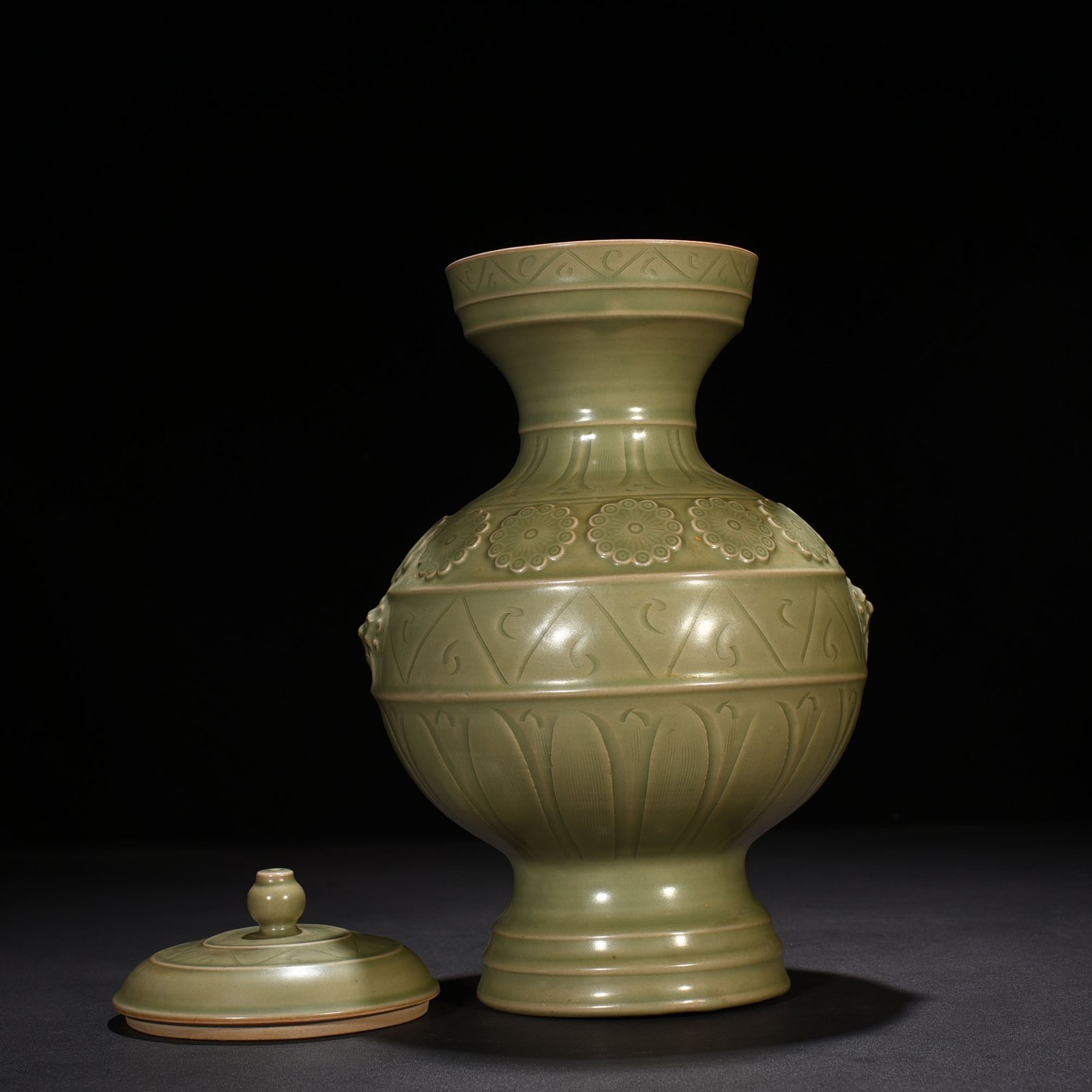 Five Dynasties secret color Yue kiln carved flower double-eared statue