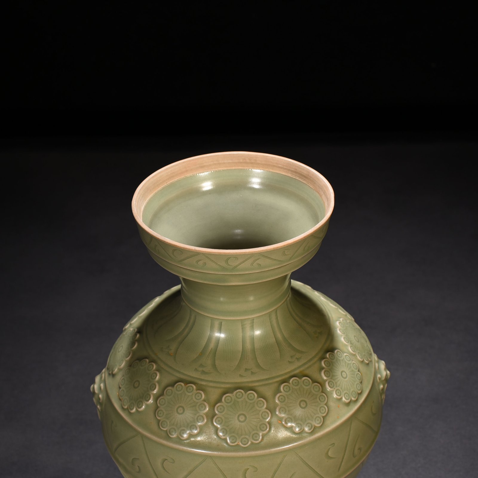 Five Dynasties secret color Yue kiln carved flower double-eared statue