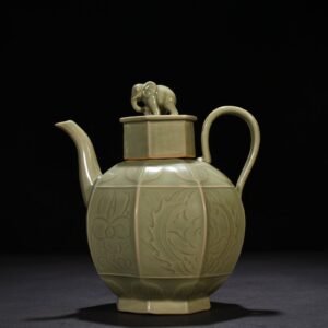 Five Dynasties secret color Yue kiln engraved flower pattern eight-sided ewer
