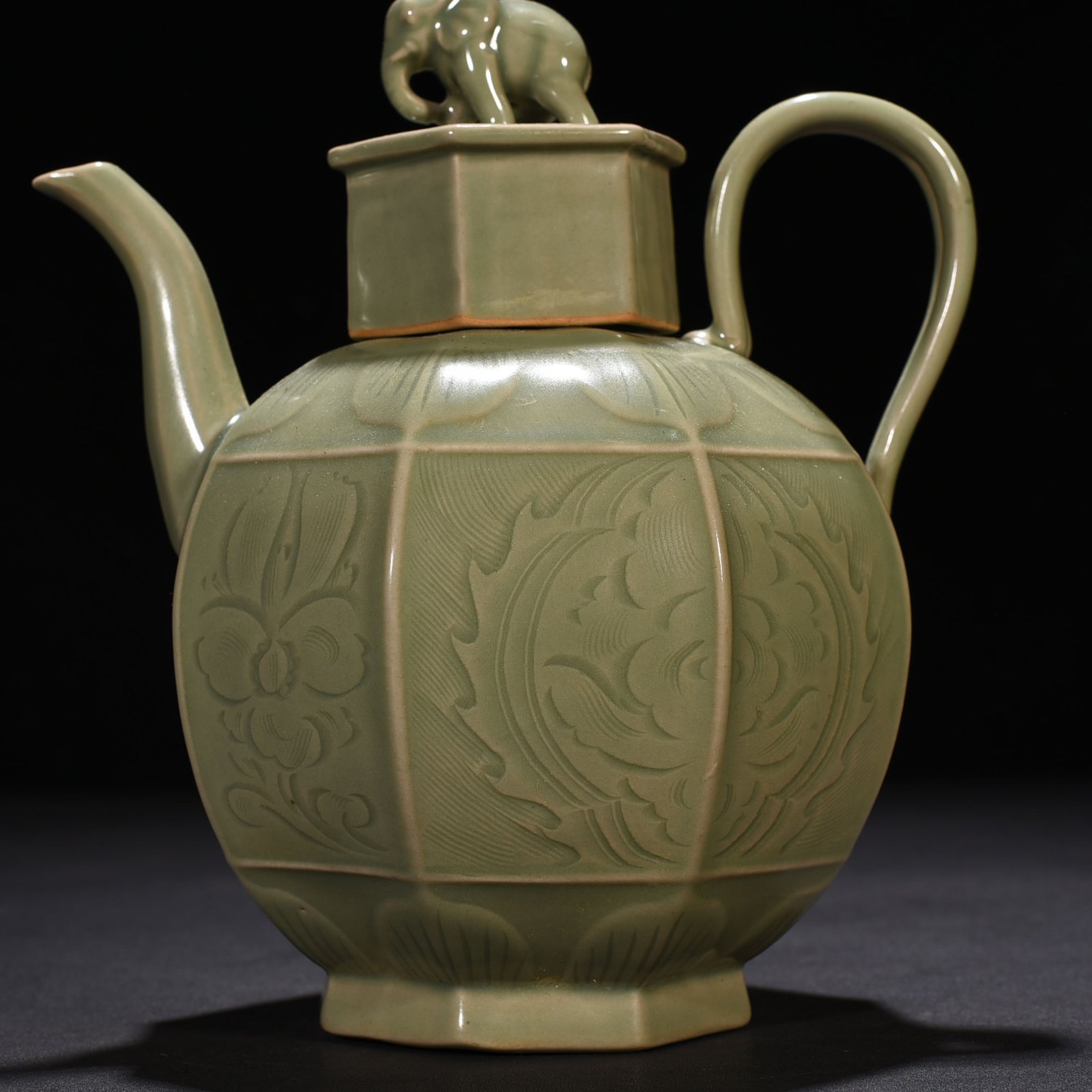 Five Dynasties secret color Yue kiln engraved flower pattern eight-sided ewer