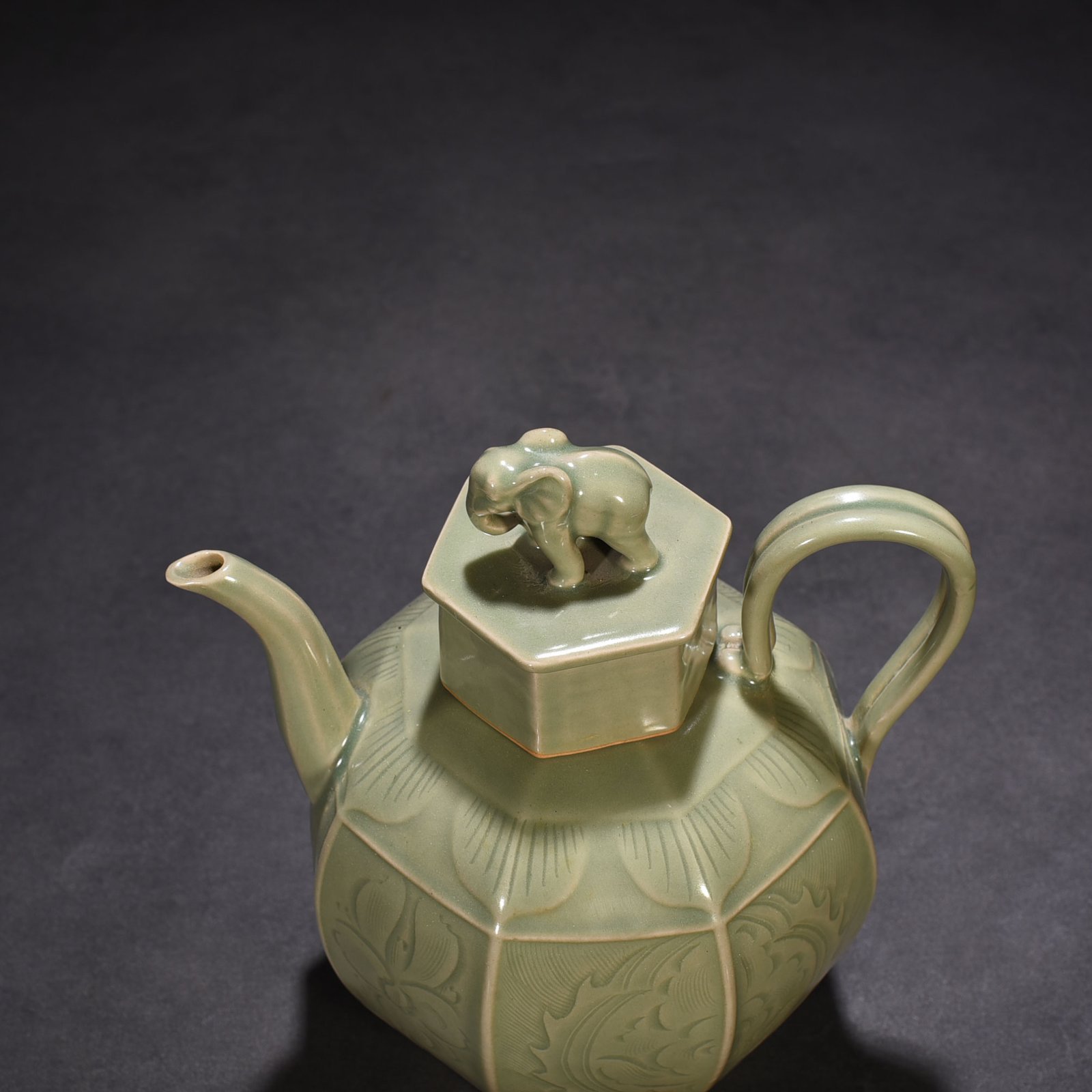 Five Dynasties secret color Yue kiln engraved flower pattern eight-sided ewer