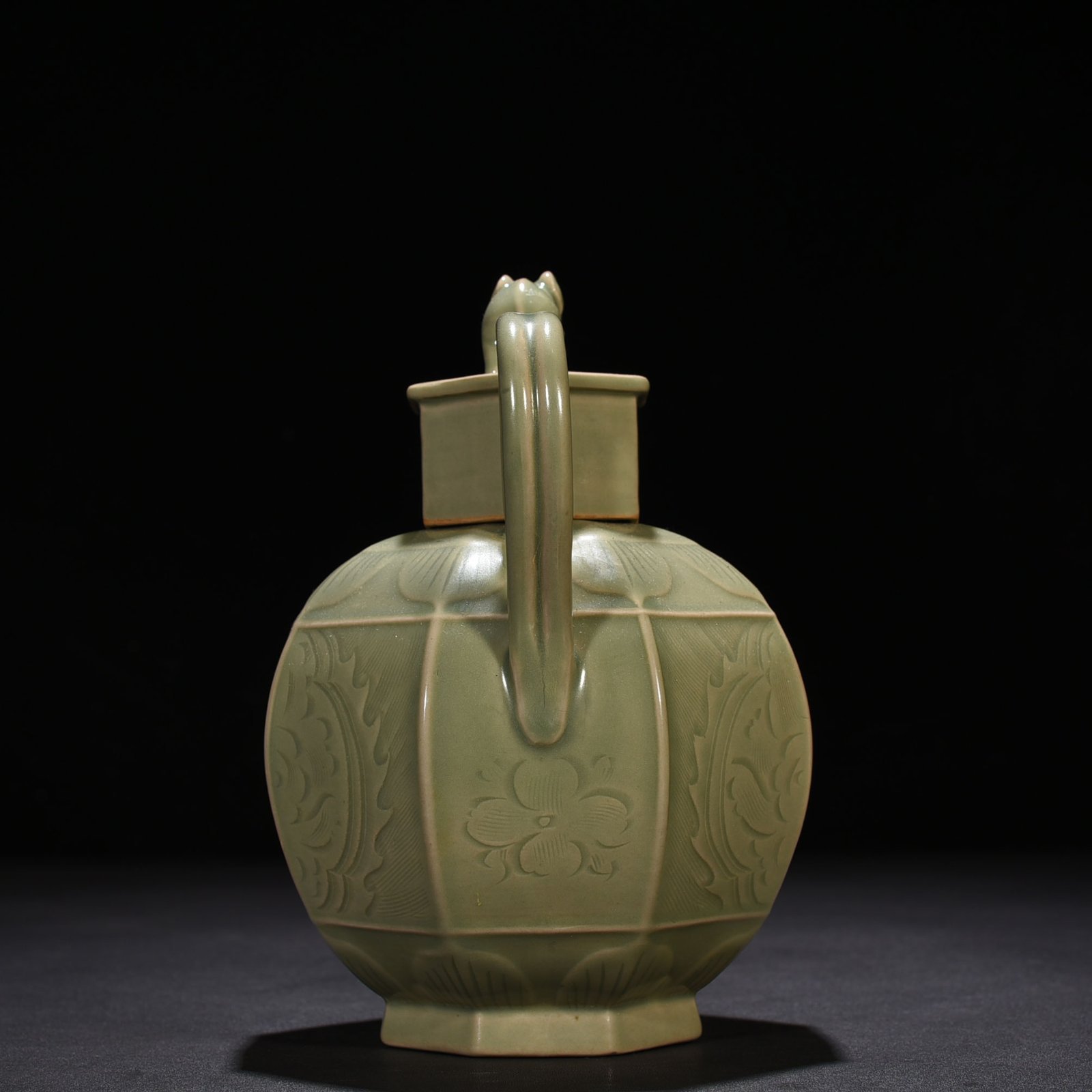 Five Dynasties secret color Yue kiln engraved flower pattern eight-sided ewer