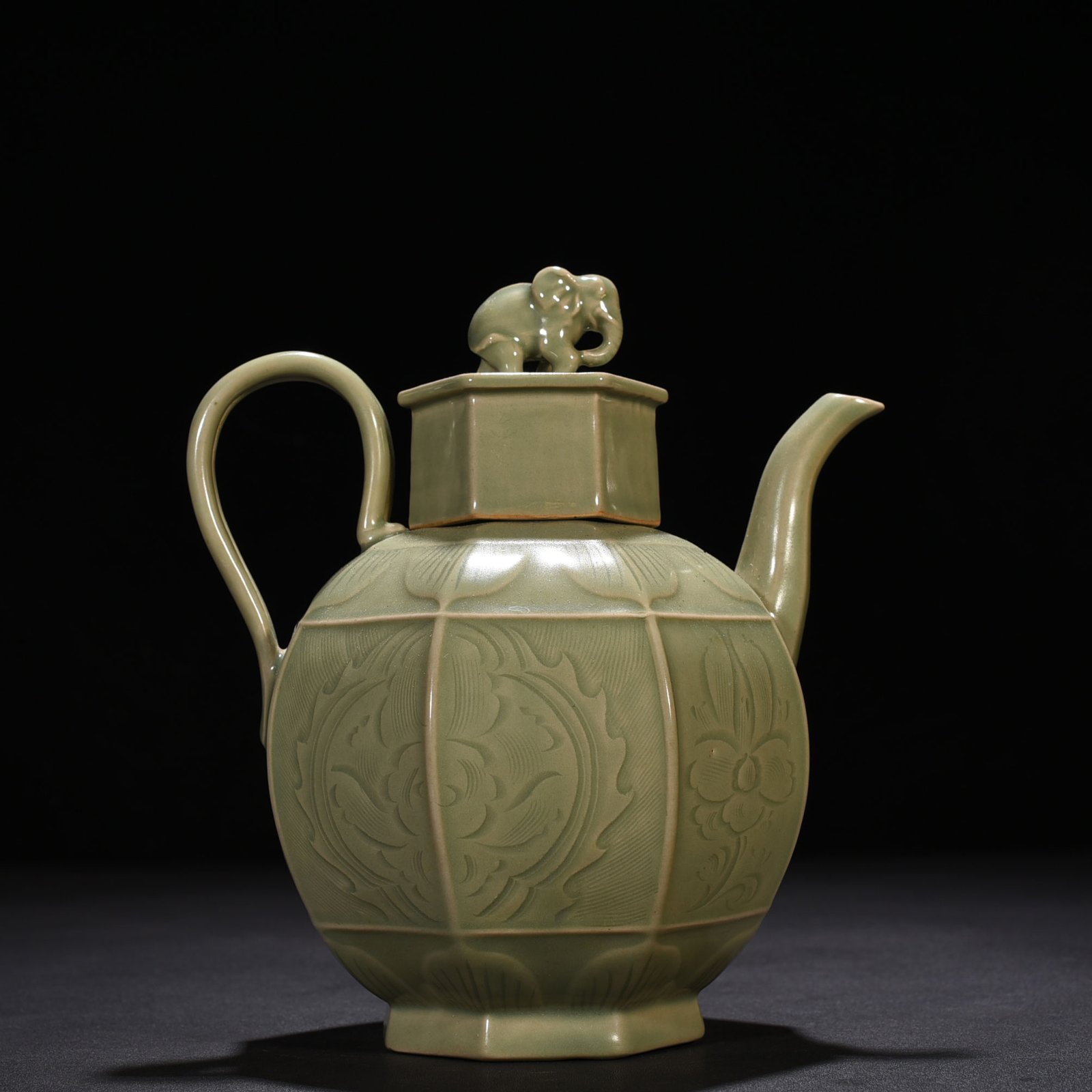 Five Dynasties secret color Yue kiln engraved flower pattern eight-sided ewer