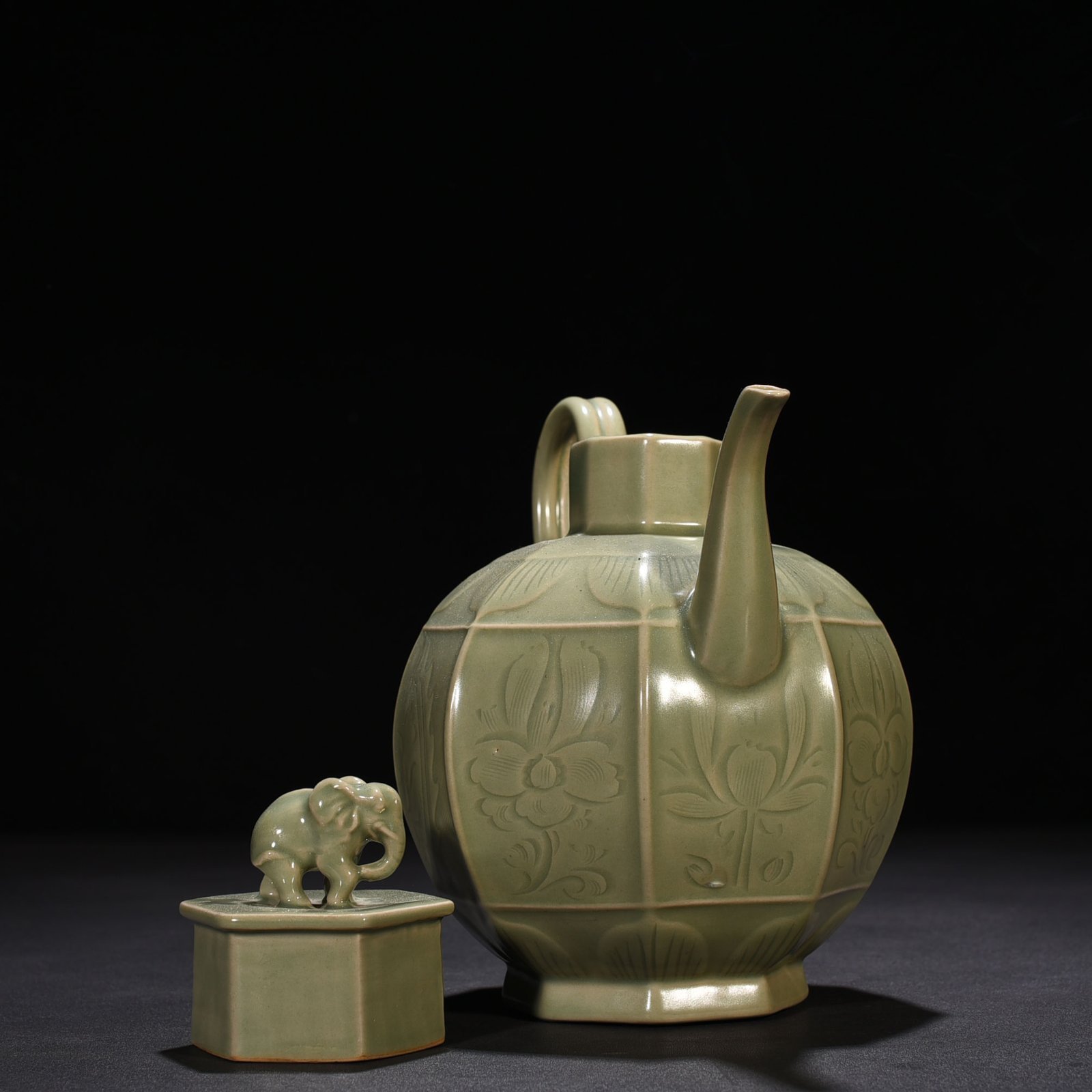Five Dynasties secret color Yue kiln engraved flower pattern eight-sided ewer