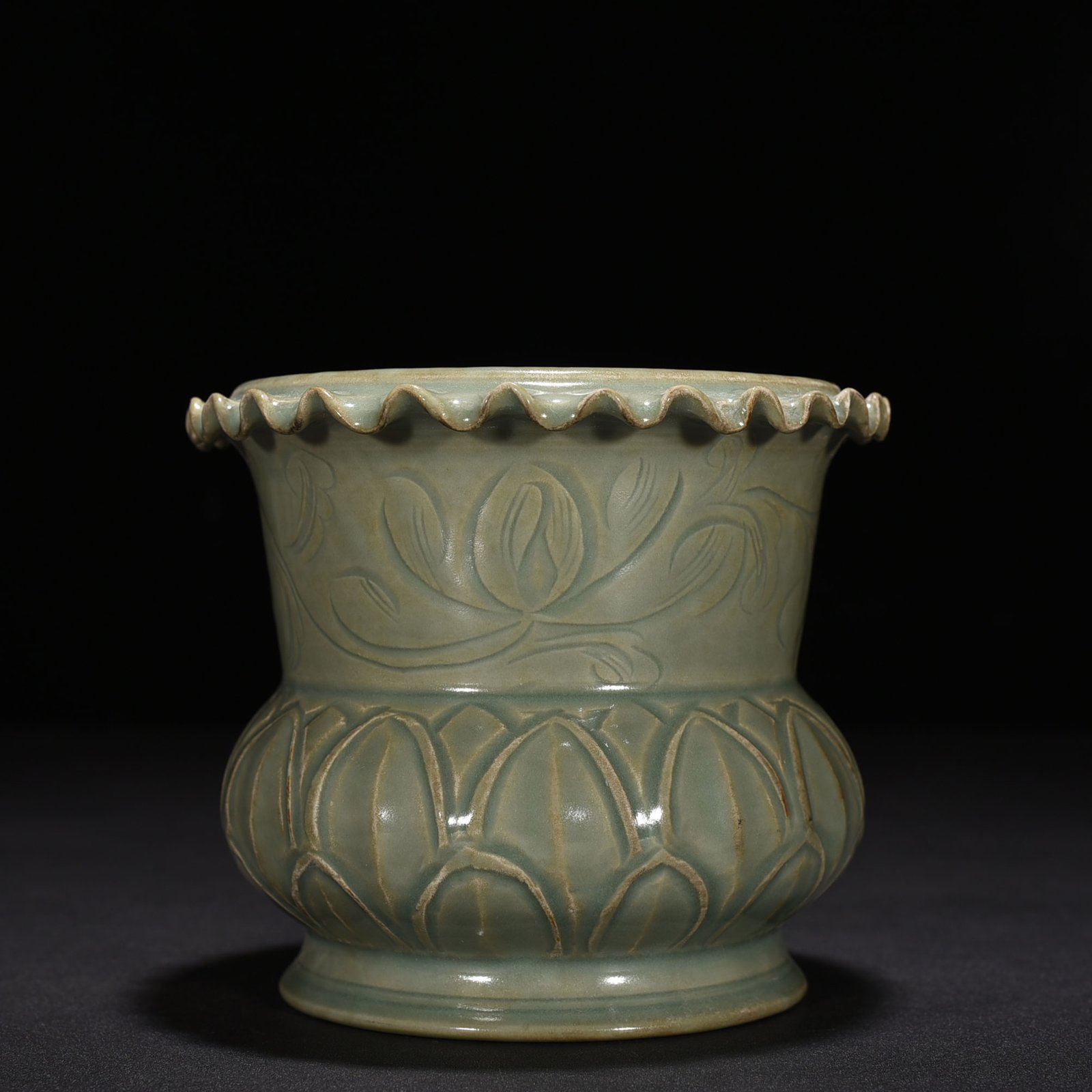 Five Dynasties secret color Yue kiln carved flower pattern slag bucket