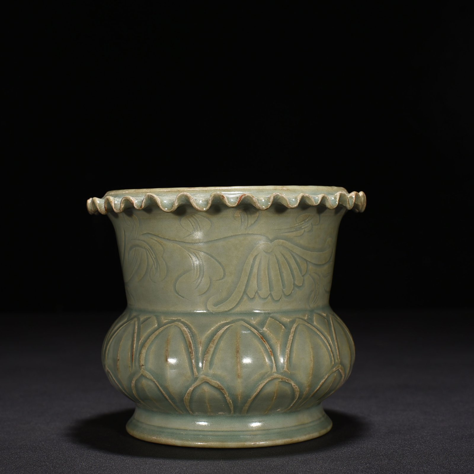 Five Dynasties secret color Yue kiln carved flower pattern slag bucket