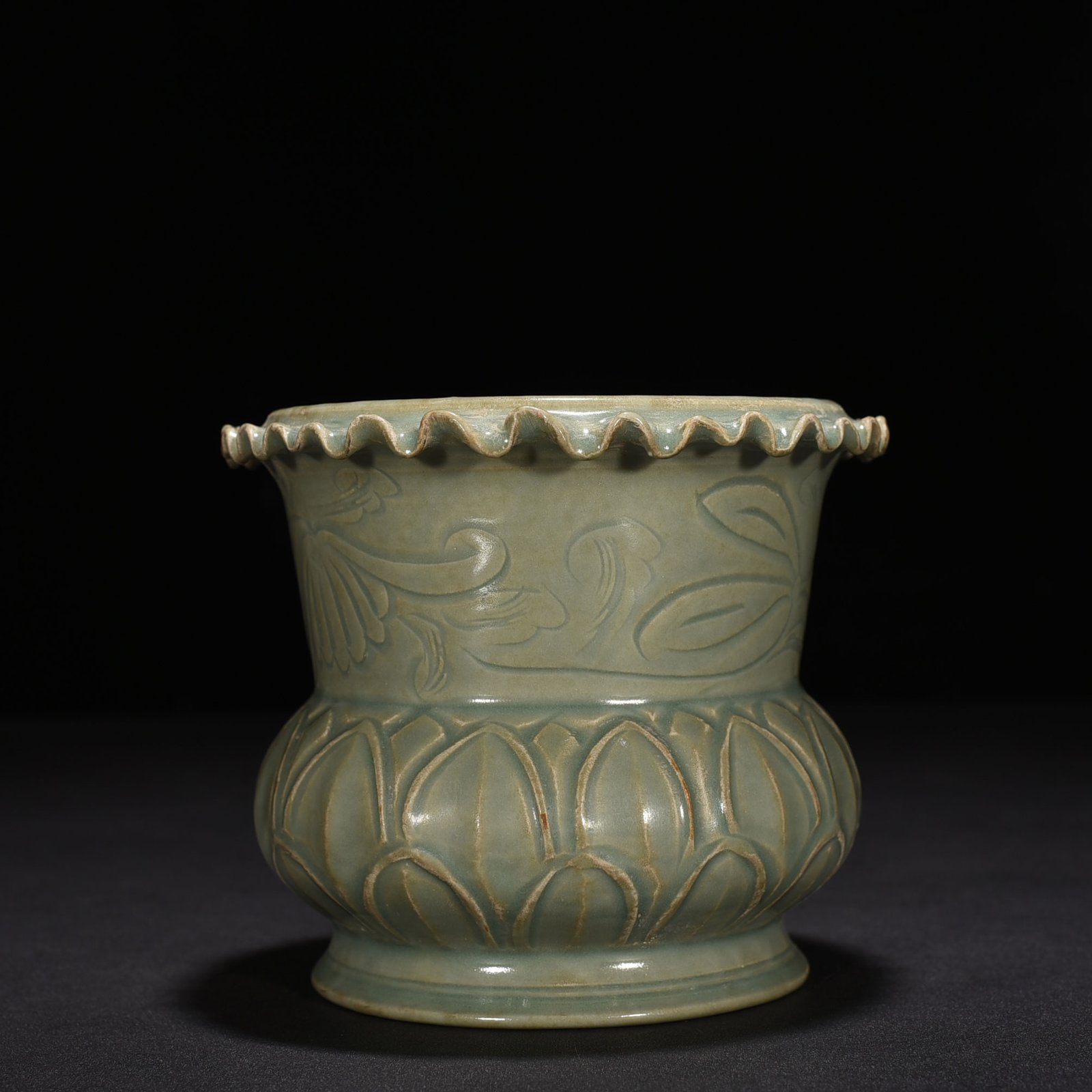 Five Dynasties secret color Yue kiln carved flower pattern slag bucket