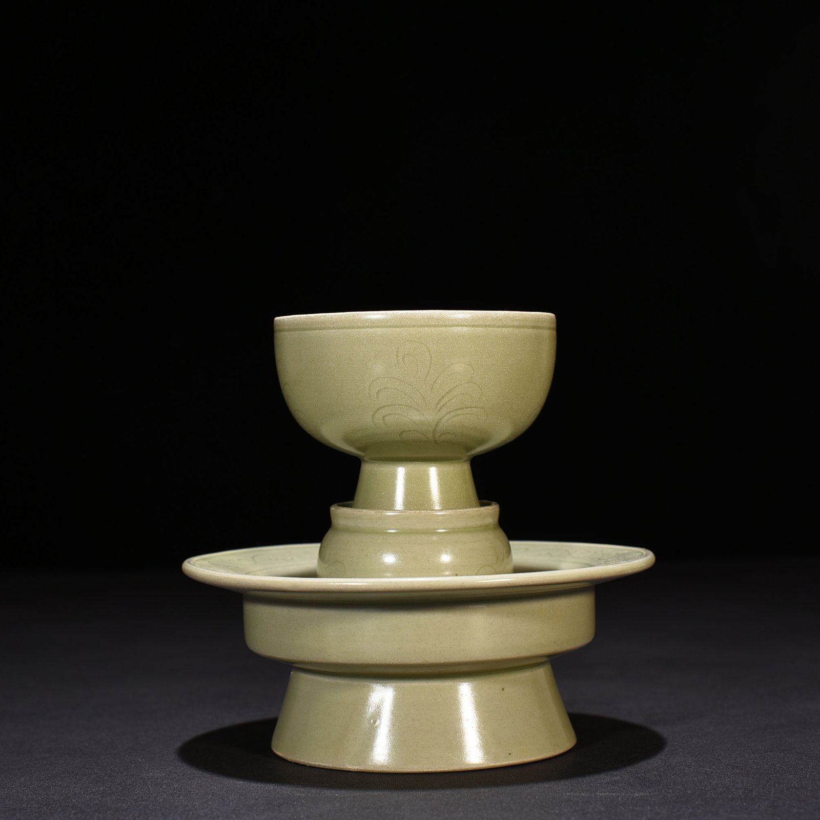 Five Dynasties secret color Yue kiln carved flower pattern lamp holder
