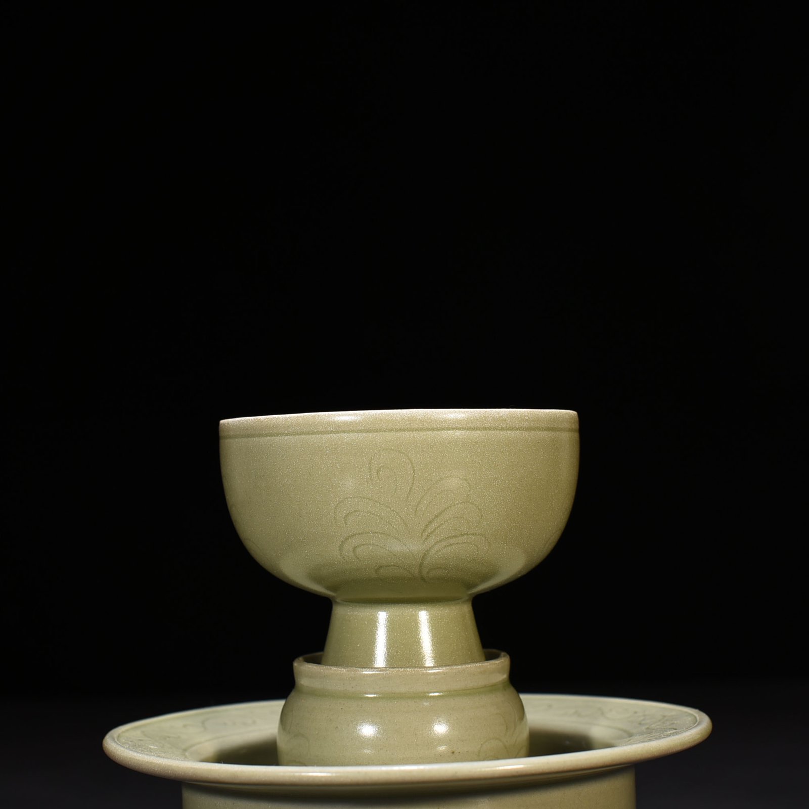 Five Dynasties secret color Yue kiln carved flower pattern lamp holder