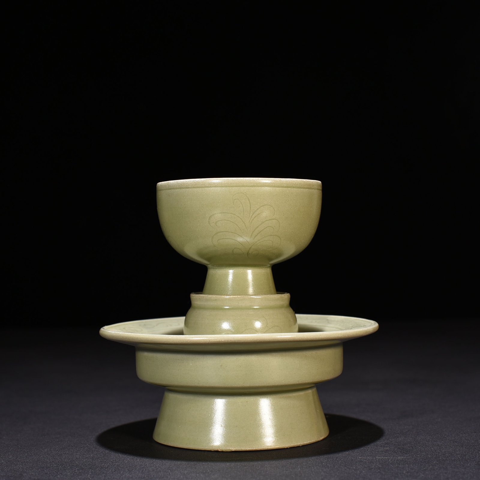 Five Dynasties secret color Yue kiln carved flower pattern lamp holder