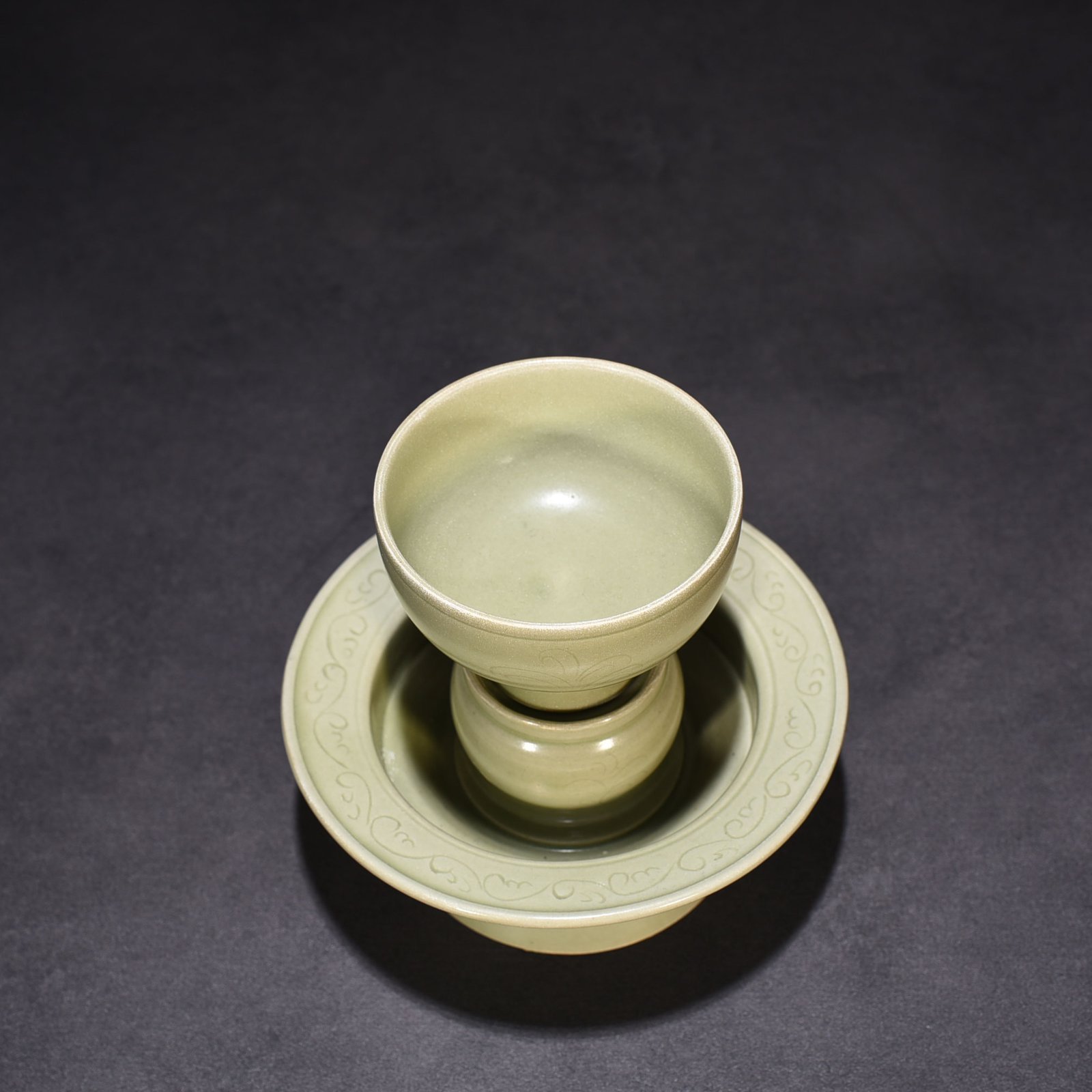 Five Dynasties secret color Yue kiln carved flower pattern lamp holder