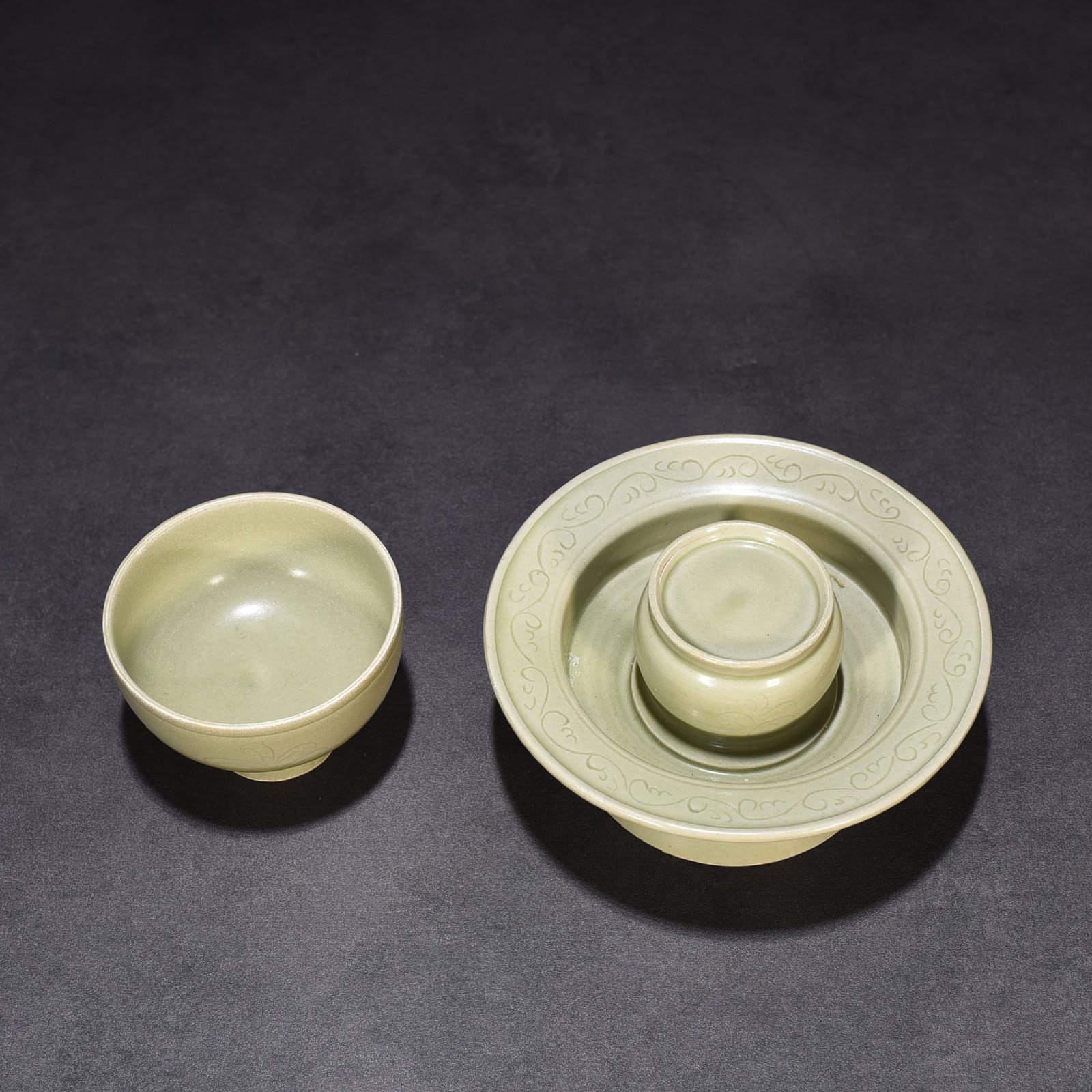 Five Dynasties secret color Yue kiln carved flower pattern lamp holder
