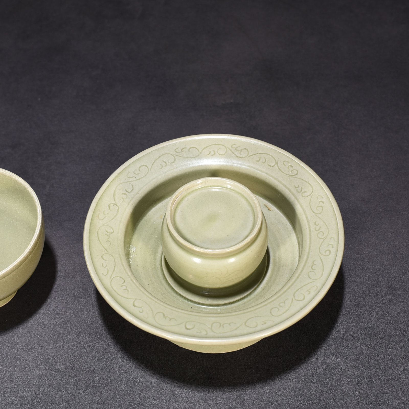 Five Dynasties secret color Yue kiln carved flower pattern lamp holder