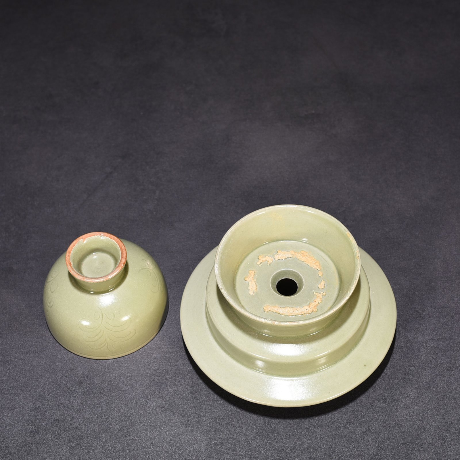 Five Dynasties secret color Yue kiln carved flower pattern lamp holder