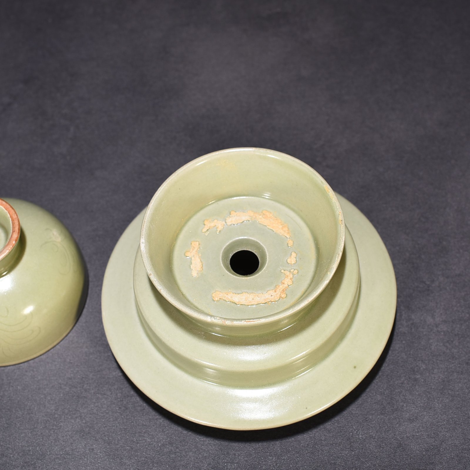 Five Dynasties secret color Yue kiln carved flower pattern lamp holder