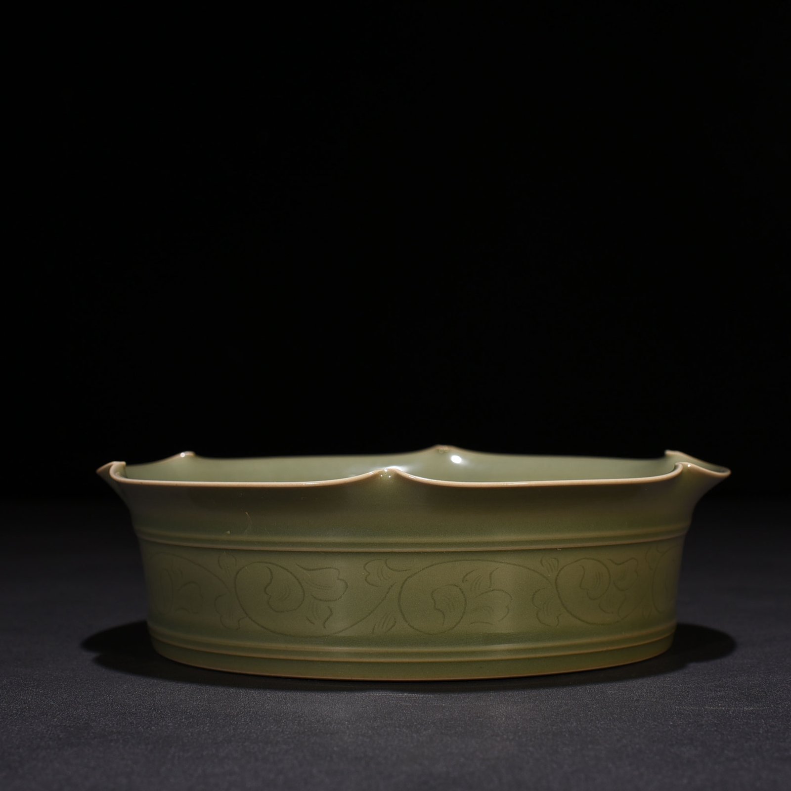 Five Dynasties secret color Yue kiln carved flower pattern sunflower mouth wash