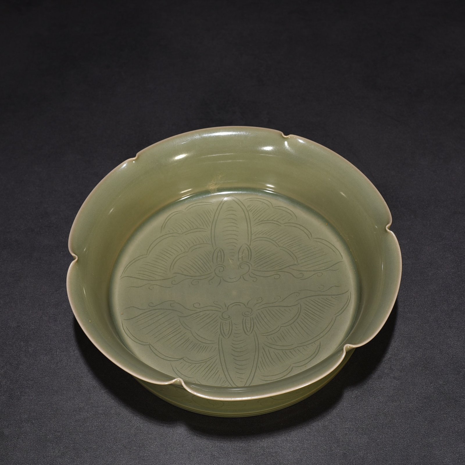 Five Dynasties secret color Yue kiln carved flower pattern sunflower mouth wash