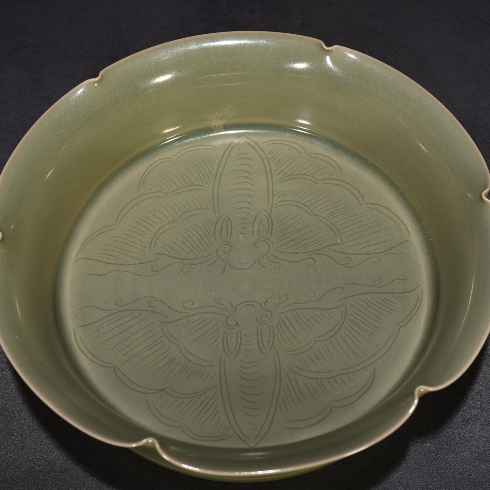 Five Dynasties secret color Yue kiln carved flower pattern sunflower mouth wash