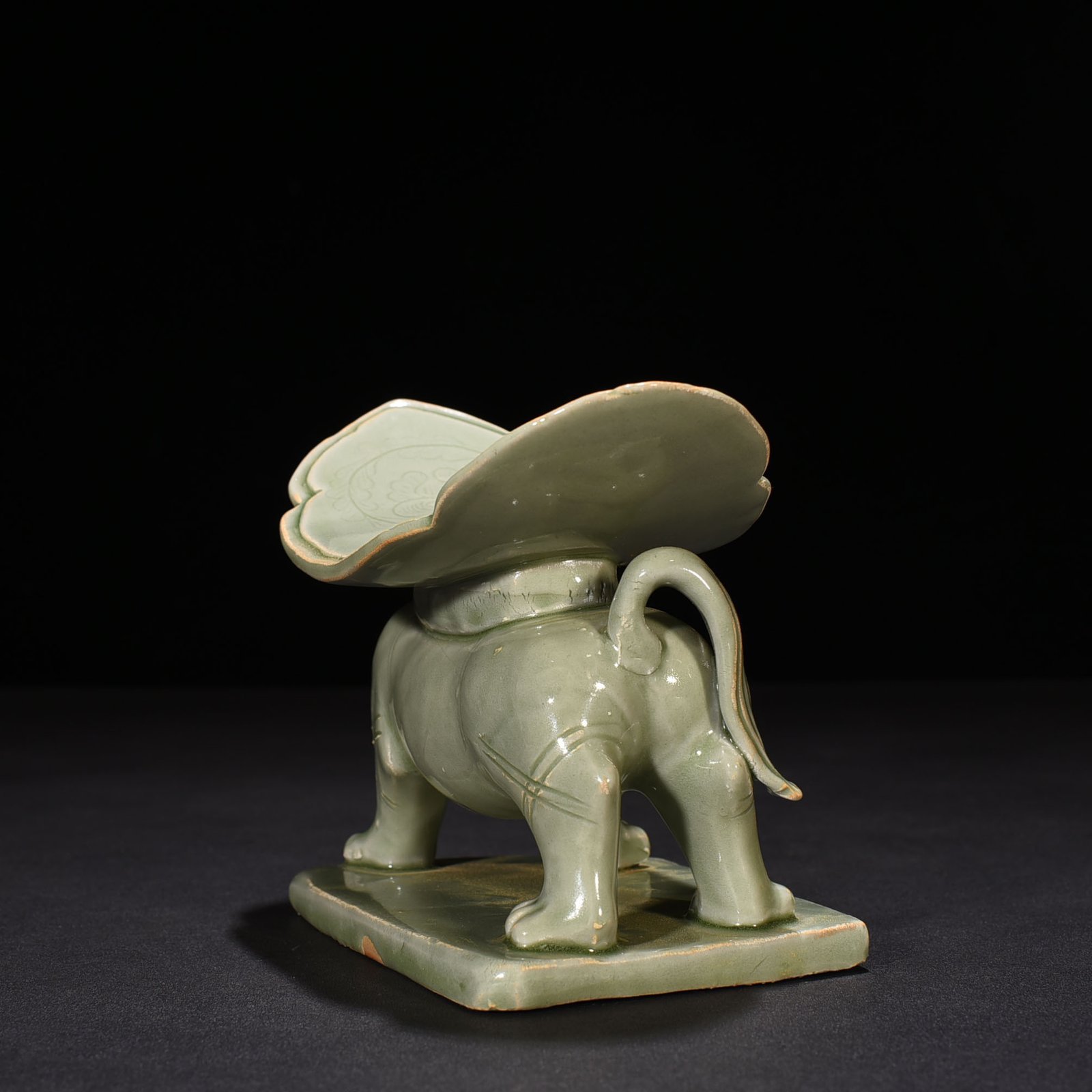 Five Dynasties secret color Yue kiln carved lion pillow