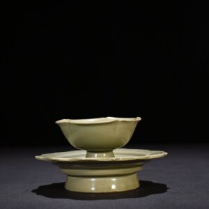 Five Dynasties secret color Yue kiln carved flower cup holder
