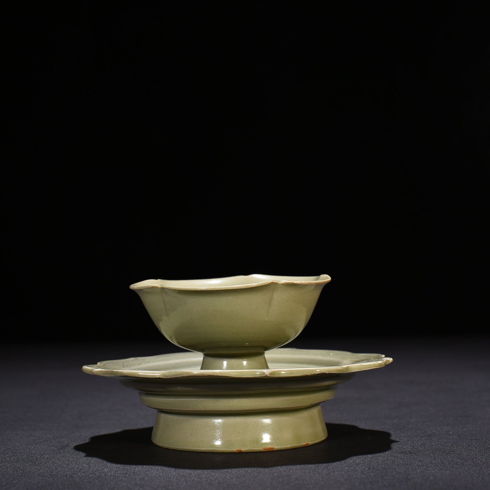 Five Dynasties secret color Yue kiln carved flower cup holder