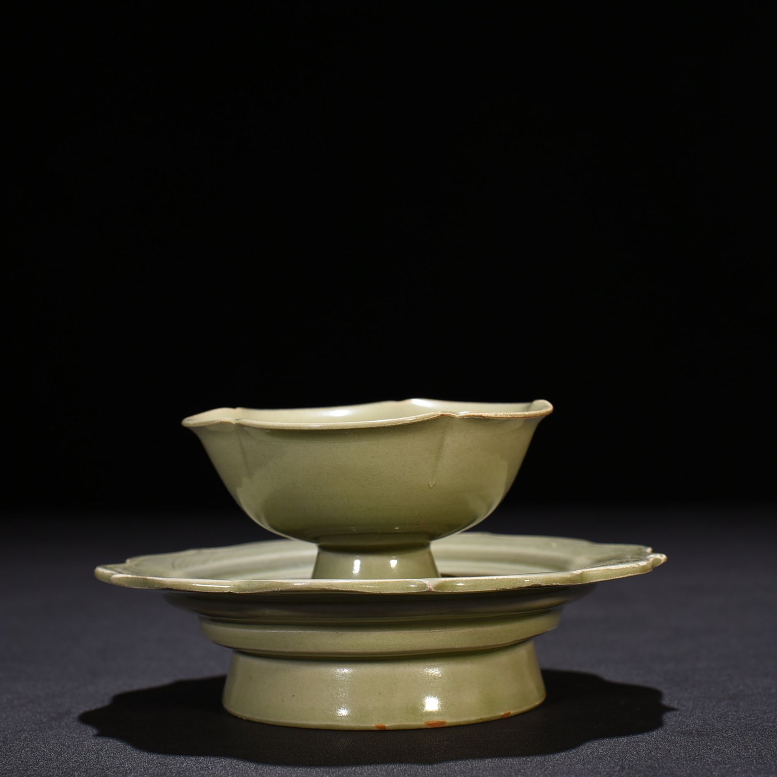 Five Dynasties secret color Yue kiln carved flower cup holder