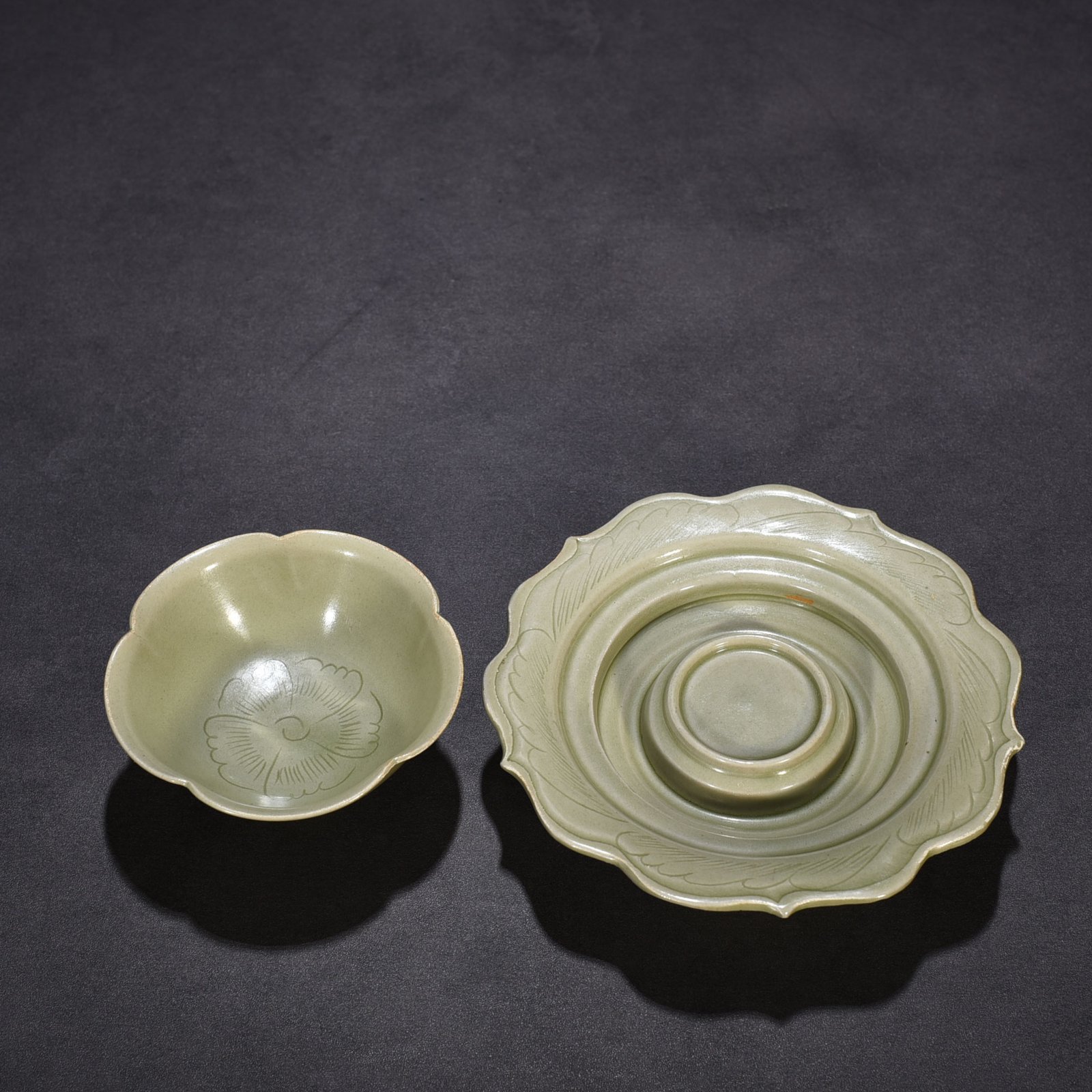 Five Dynasties secret color Yue kiln carved flower cup holder