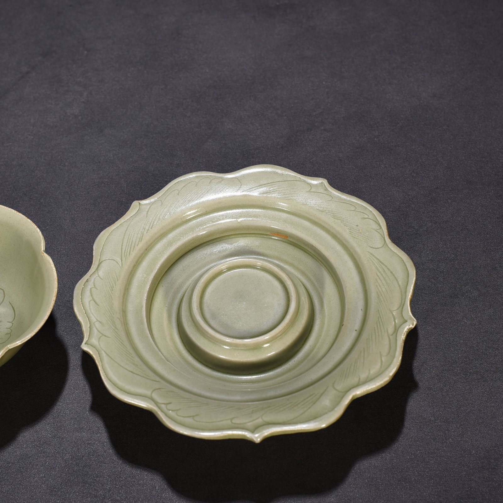 Five Dynasties secret color Yue kiln carved flower cup holder