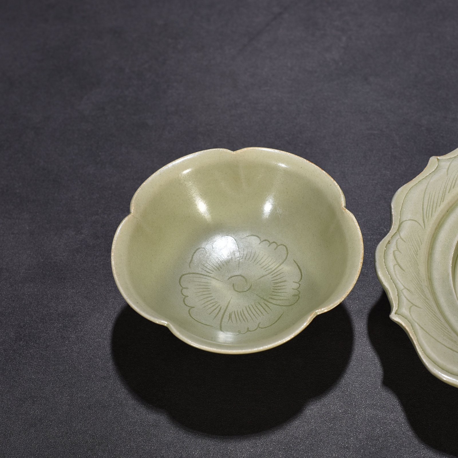 Five Dynasties secret color Yue kiln carved flower cup holder
