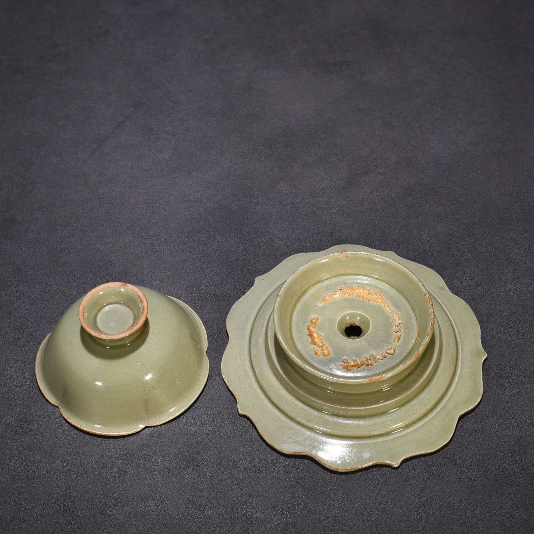 Five Dynasties secret color Yue kiln carved flower cup holder